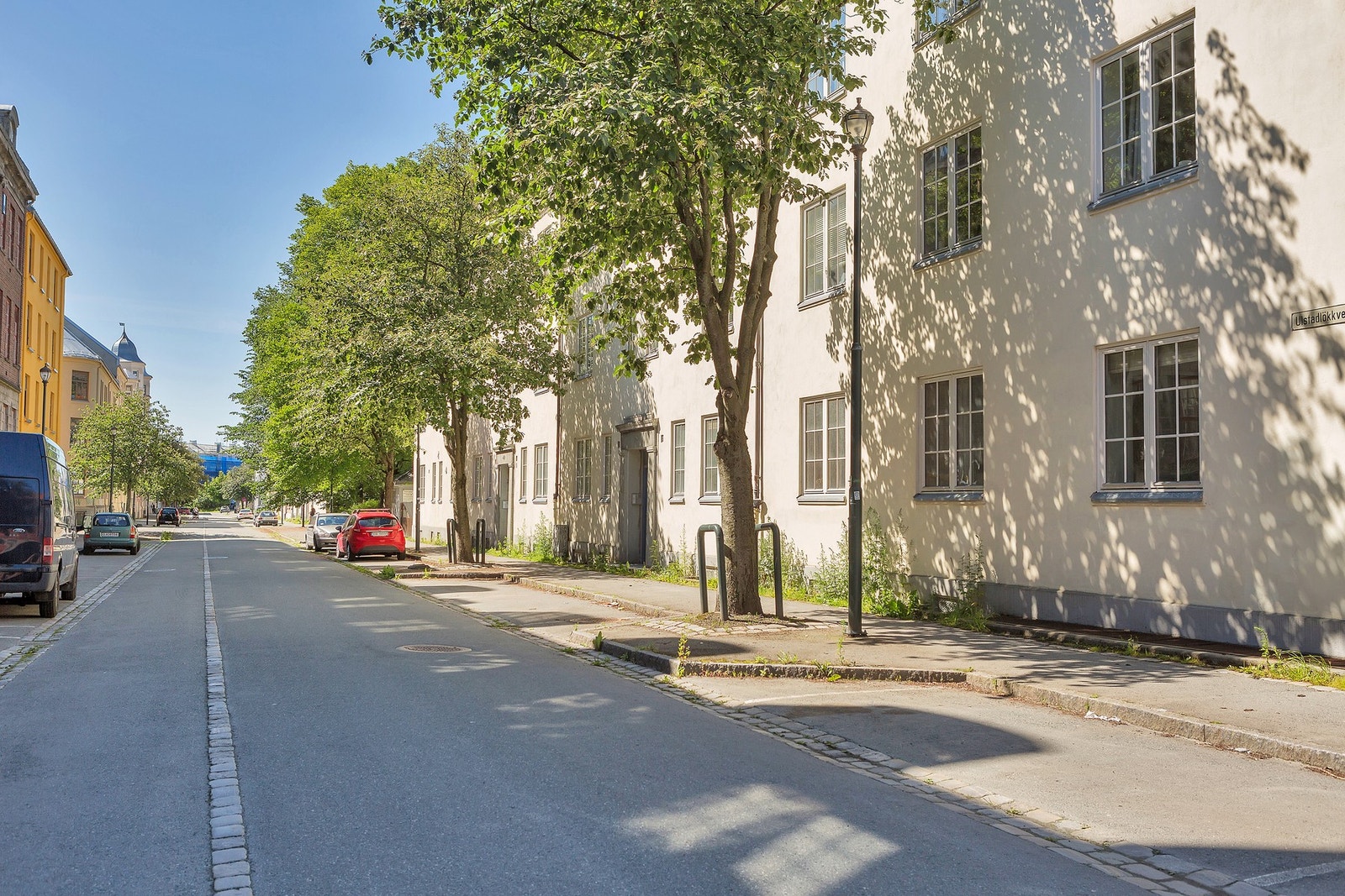 Både Handelshøyskolen BI og Dronning Maud ligger igangavstand fra leiligheten. Videre kan du nå NTNUGløshaugen, HHiT og St.Olavs Hospital på 10 minuttermed sykkel. Forøvrig er det gode bussforbindelser tilNTNU Dragvoll. Galleribilde