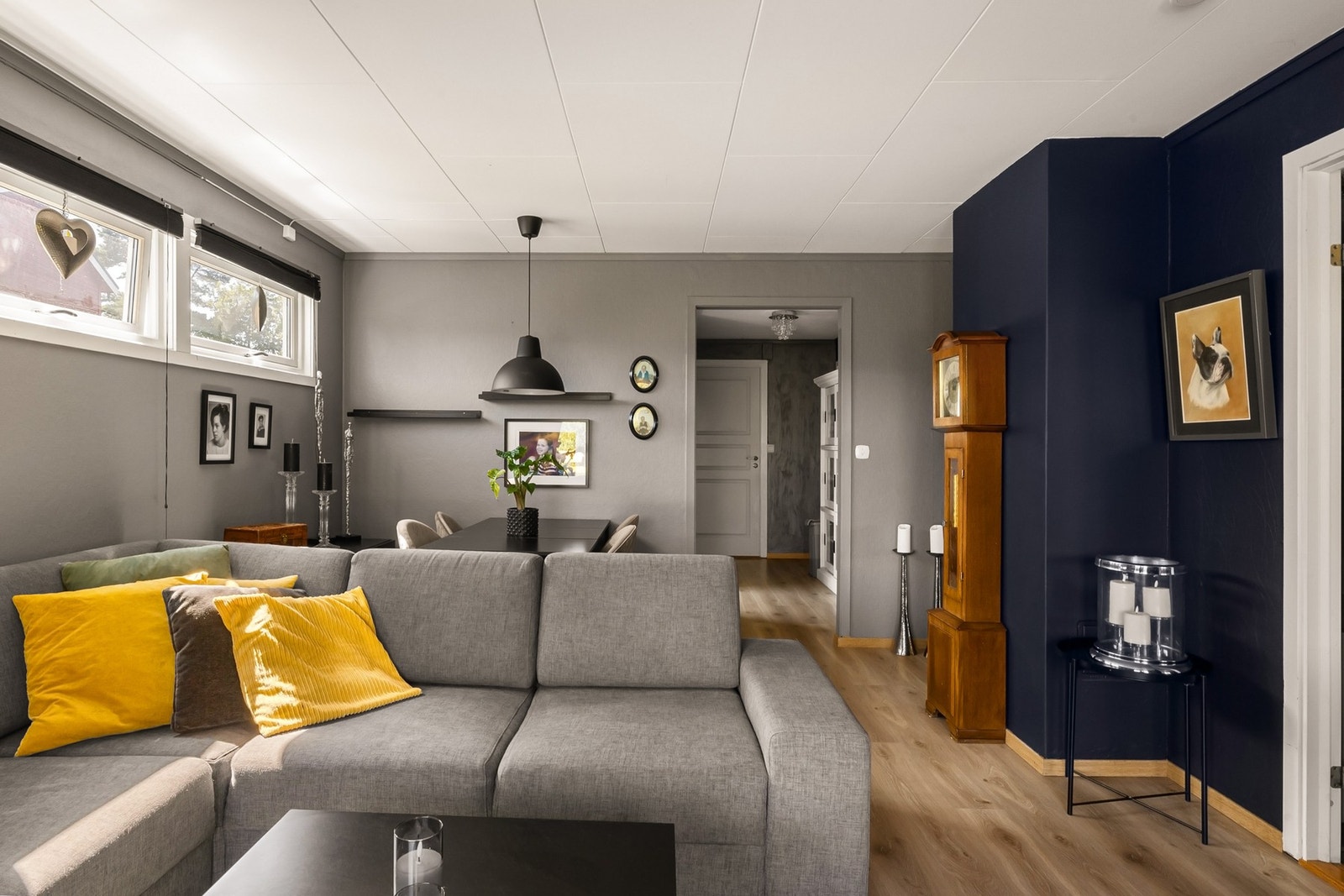 I stuen er det plass til både sofa og spisebord Galleribilde