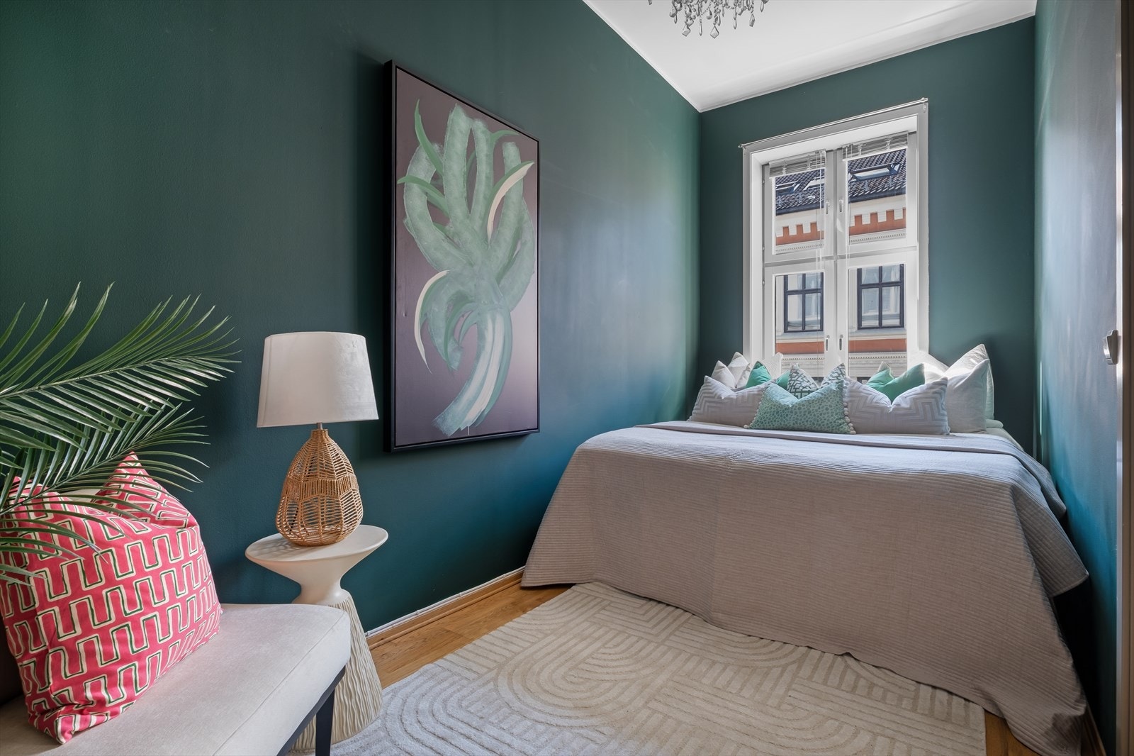 Romslig soverom med plass til dobbeltseng, nattbord og kommode. Galleribilde