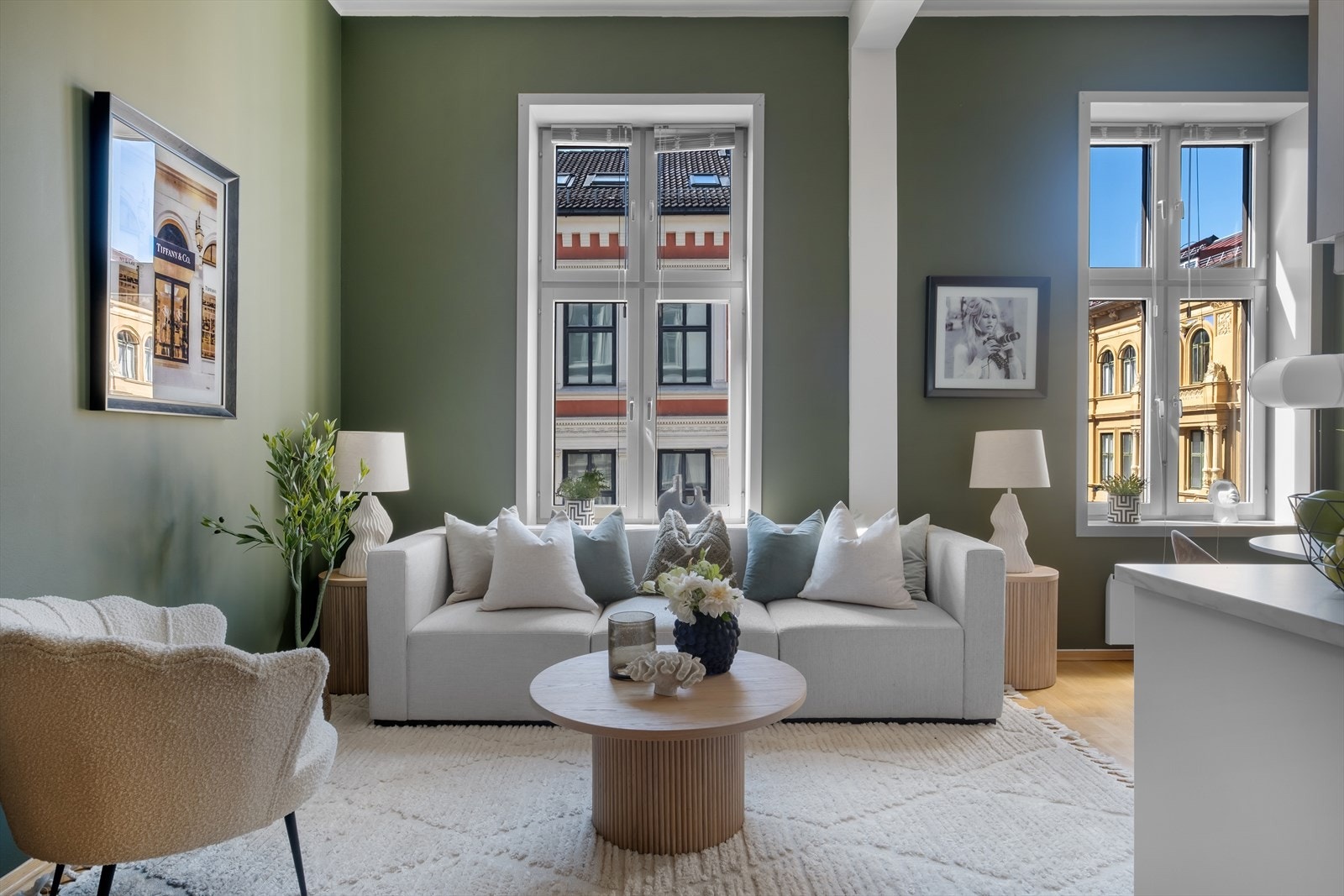 I stuen er det god plass til sofagruppe med tilhørende sofabord og tv-møblement. Galleribilde