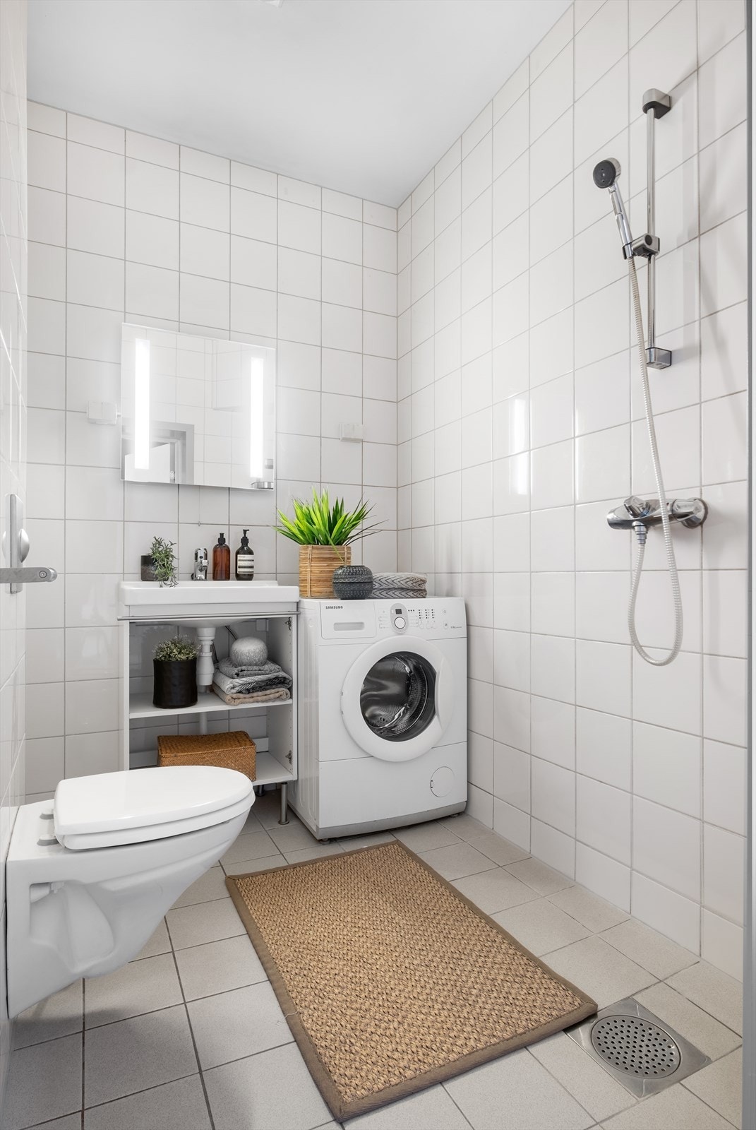 Det er flislagte overflater, opplegg for vaskemaskin og behagelig gulvvarme Galleribilde