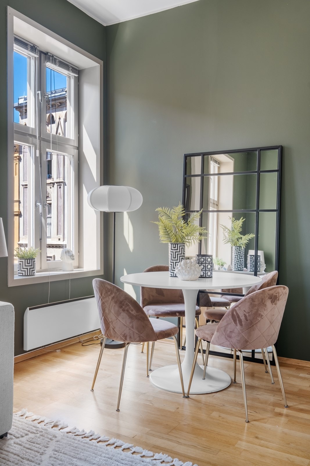 Videre er det plass til et hyggelig spisebord. Galleribilde