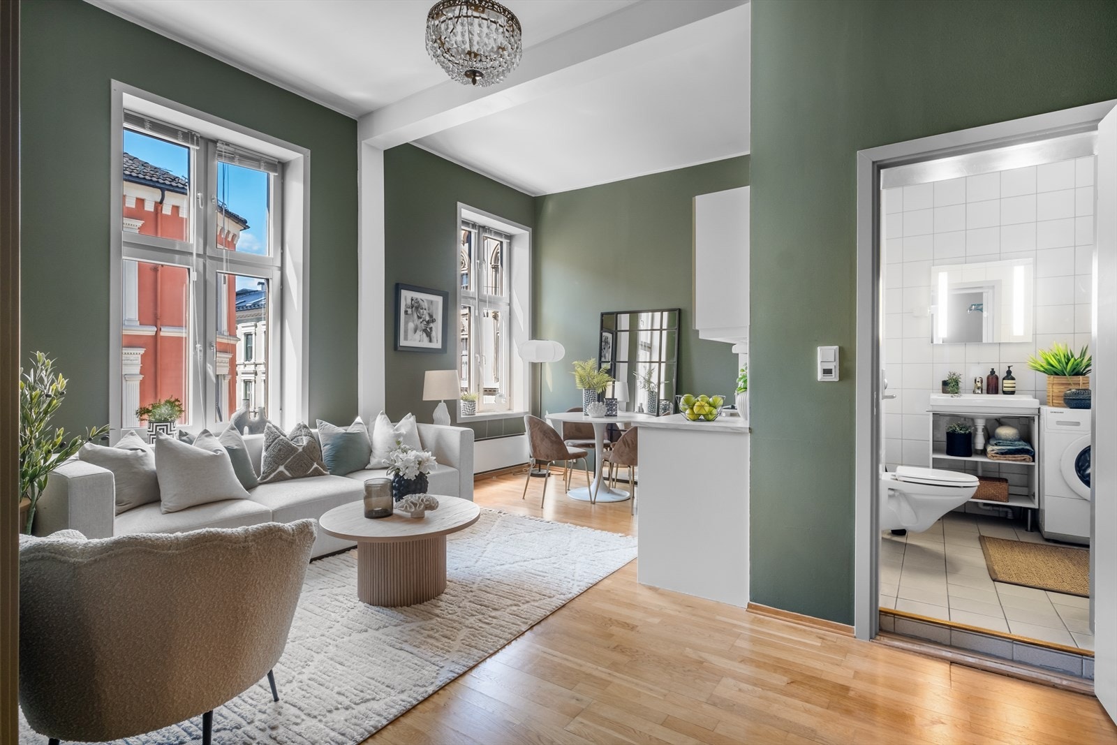 Boligen ligger i 2. etasje og byr på inngangsparti, åpen kjøkken- og stueløsning, et romslig soverom og flislagt bad. Galleribilde