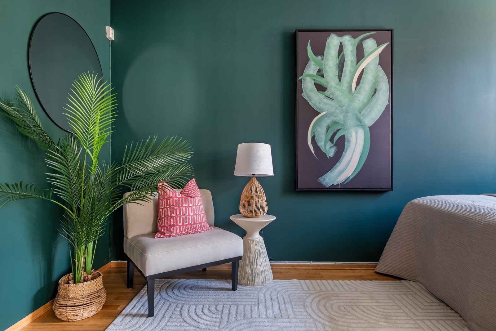 Rommet er malt i lune og behagelige fargetoner. Galleribilde