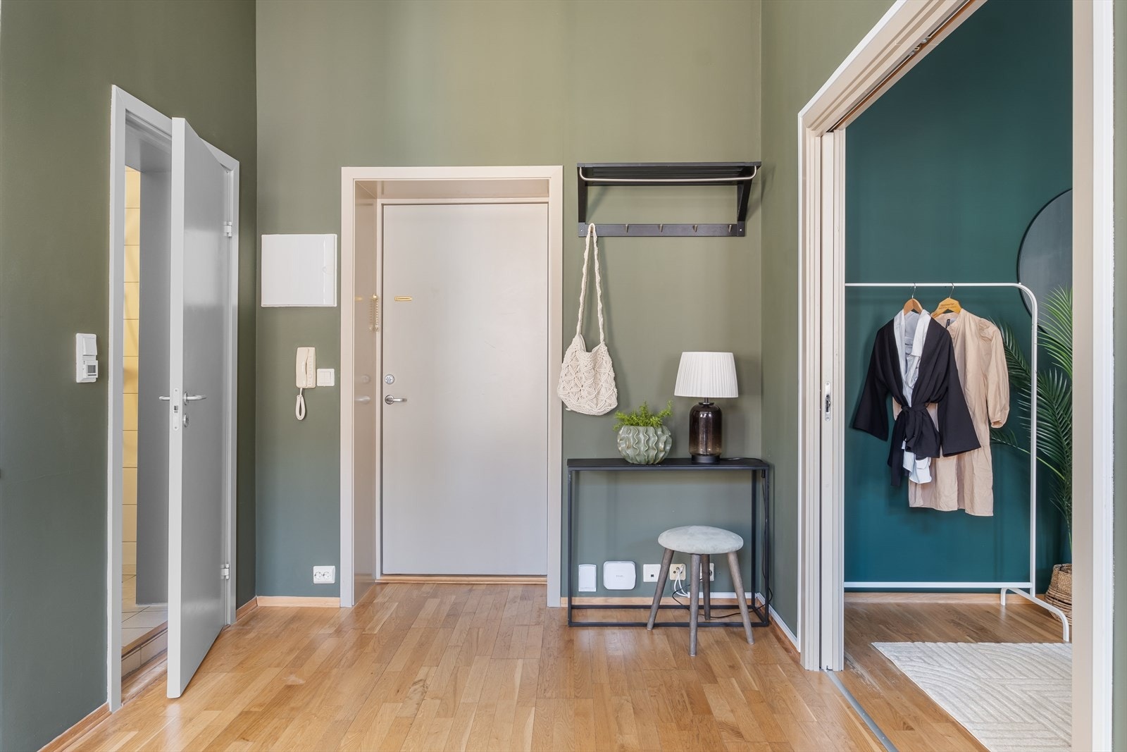 I leiligheten møtes du av et fint inngangsparti med vegghengt knagger og plass til skostativ. Galleribilde