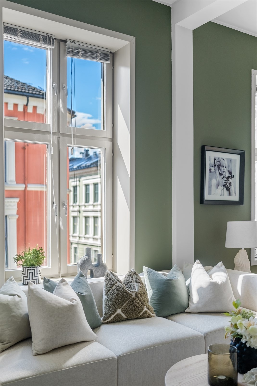 De store vindusflatene gir rikelig med naturlig lys, hvilket skaper en behagelig og harmonisk atmosfære. Galleribilde