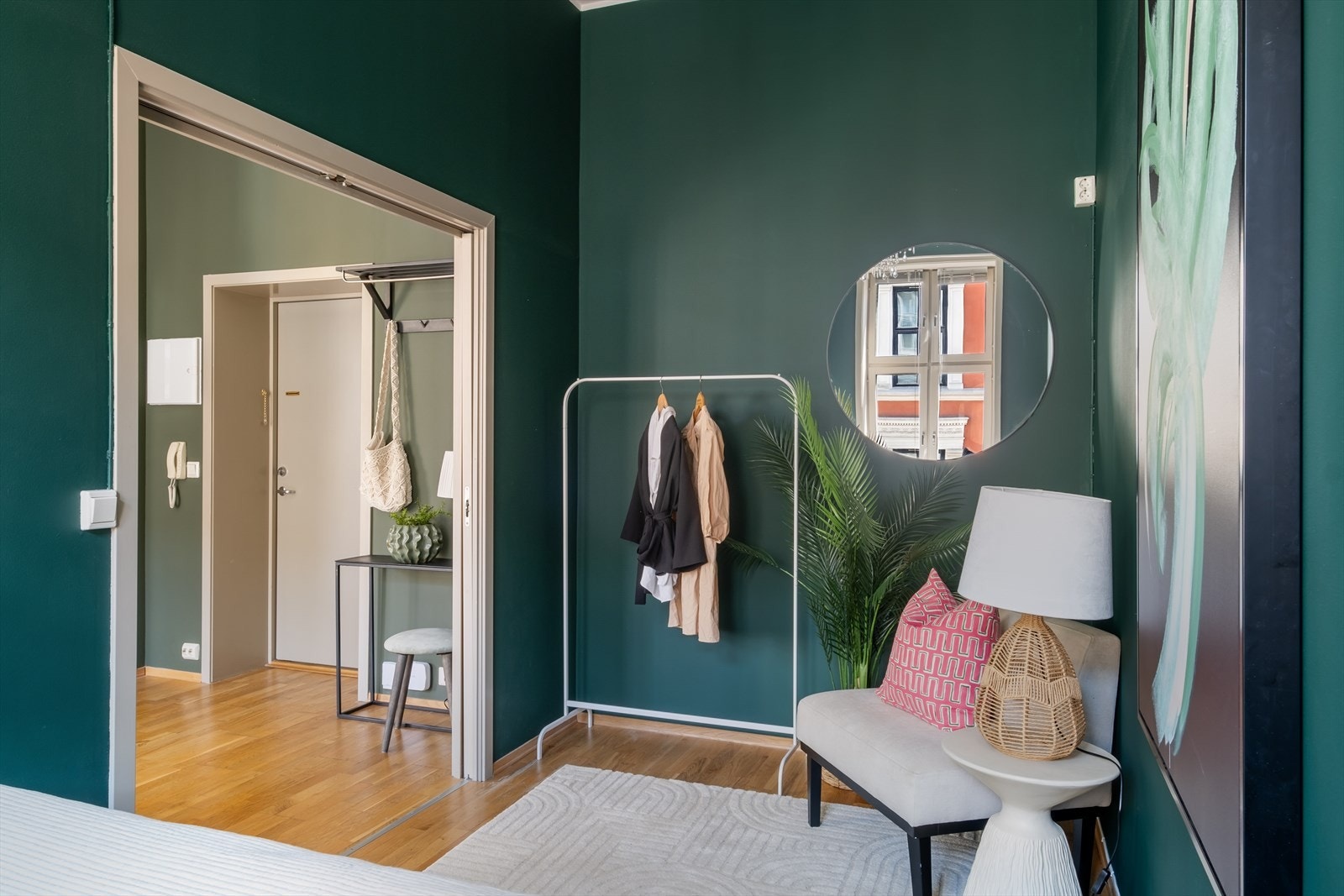 Videre er det også fin plass til garderobeskap. Galleribilde