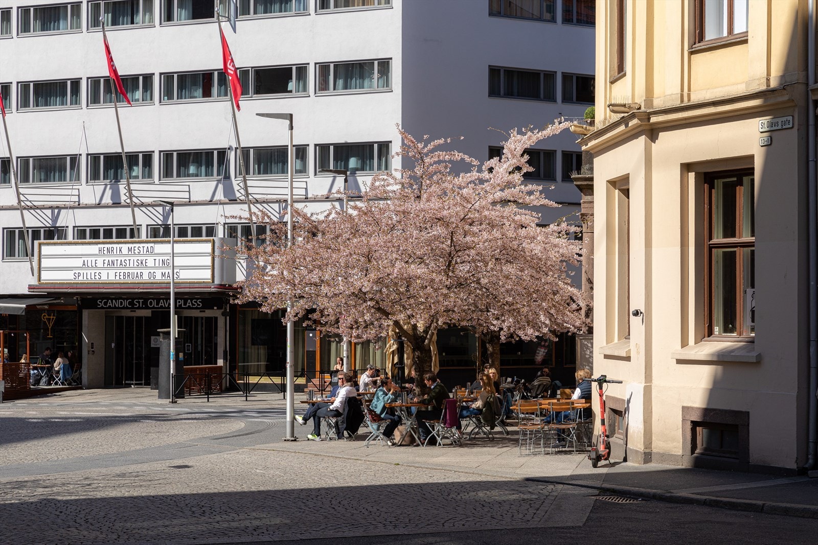 Nærområde - St. Olavs plass byr på hyggelige kafeer og restauranter. Galleribilde