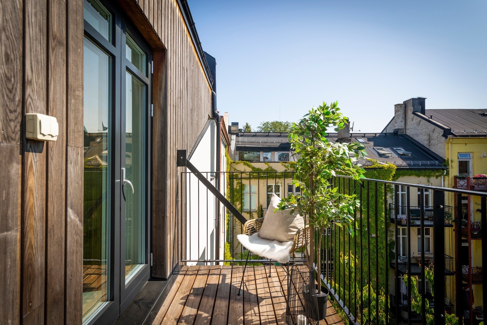 Balkongen gir god plass til loungemøbler og grill og fungerer som en naturlig forlengelse av stuen på sommerstid. Galleribilde