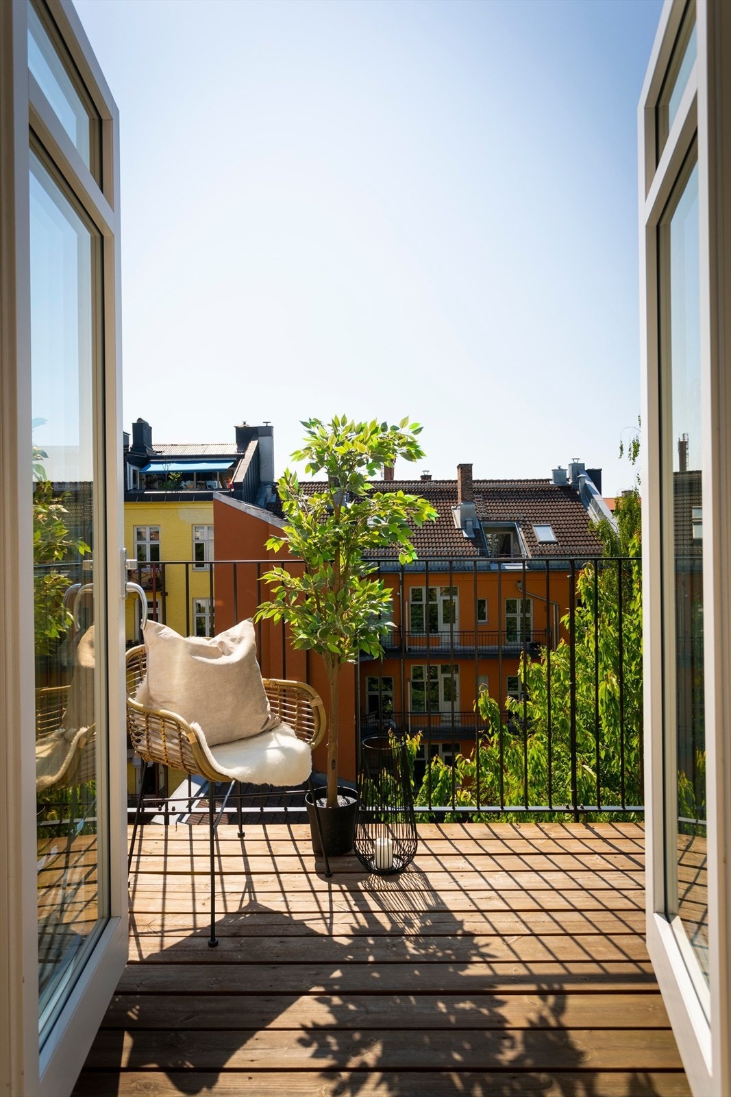 Utgang fra stuen til en romslig og solrik balkong. Galleribilde