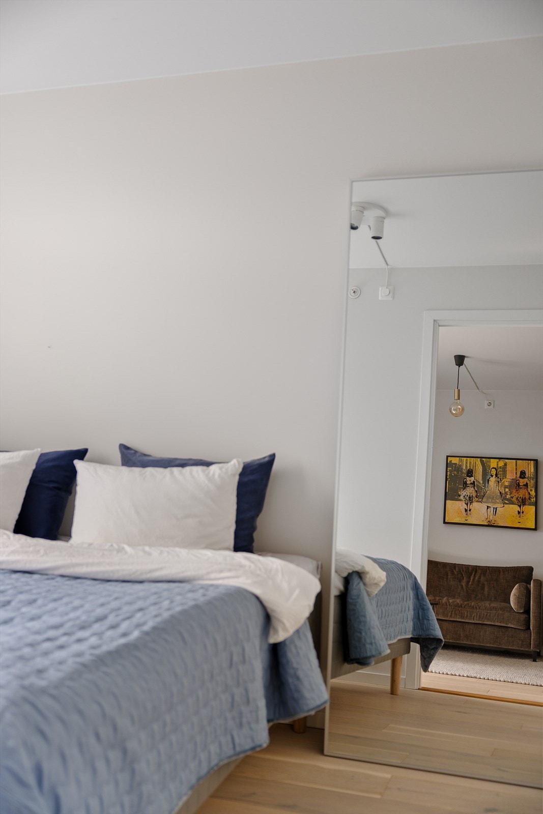 Hovedsoverommet har god plass til dobbeltseng, nattbord, speil og stort garderobeskap. Galleribilde