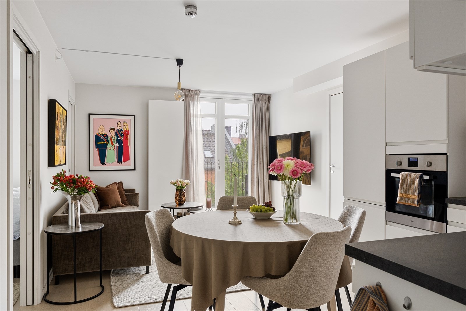 Stuen preges av gjennomgående god takhøyde og store vindusflater som gir rikelig med innslipp av naturlig lys og en god romatmosfære. Galleribilde