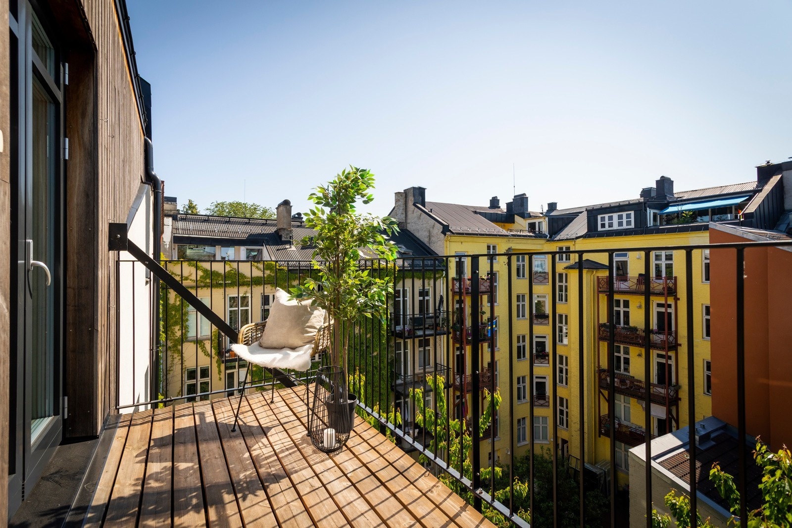 Leiligheten ligger høyt og fritt til og oppleves som skjermet. Galleribilde