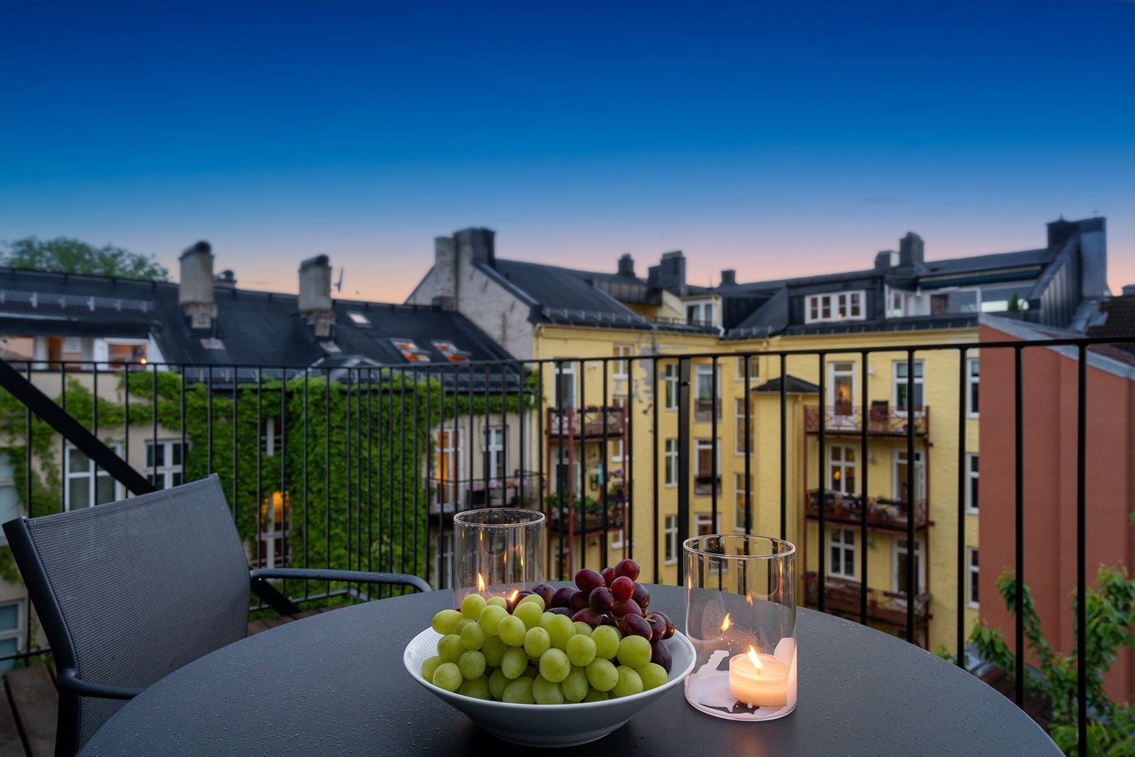 Kveldsstemning på balkongen. Galleribilde