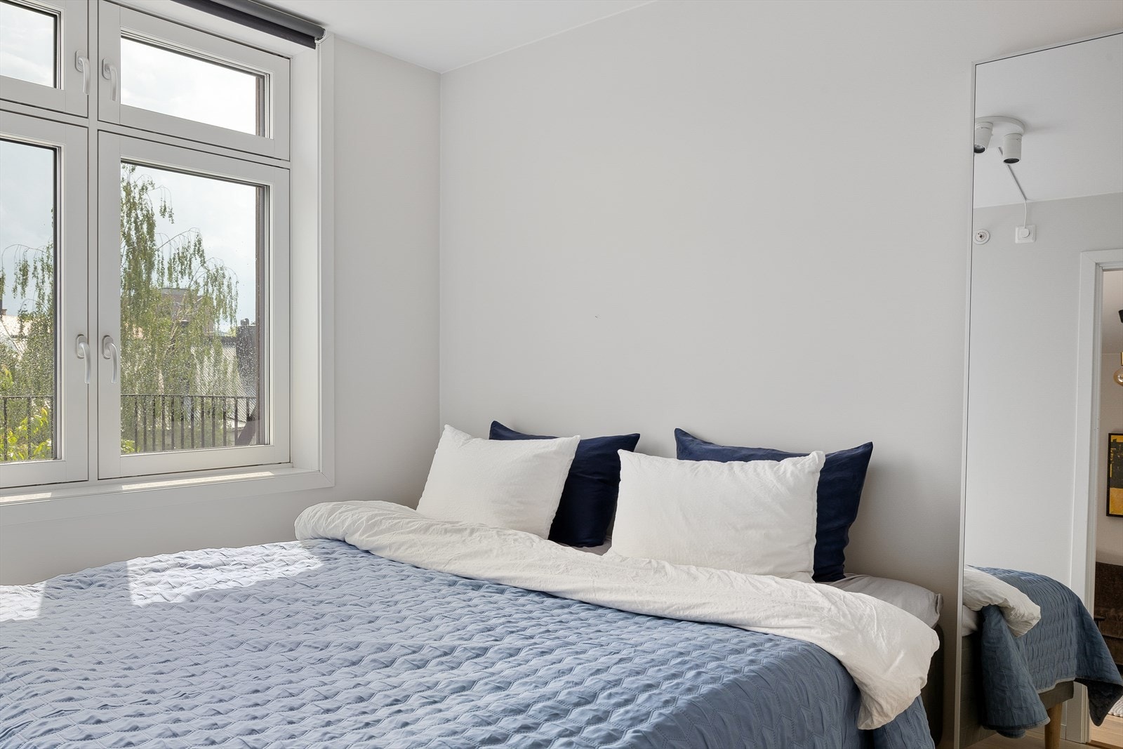 Leiligheten har to soverom av god størrelse, hvor begge har god plass til stor dobbeltseng og garderobeskap. Galleribilde