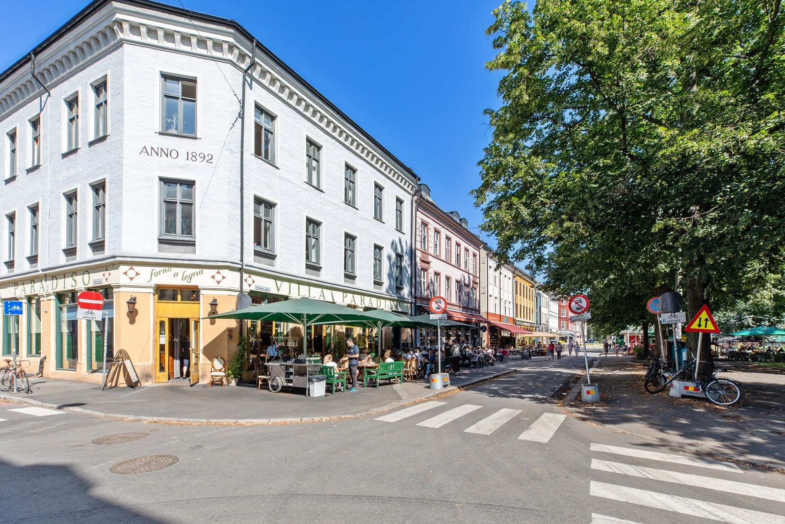 Umiddelbar nærhet til Olaf Ryes plass med et yrende folkeliv. Galleribilde