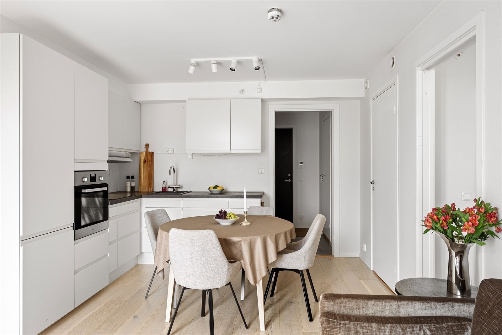 Det er en stavs eikeparkett på gulv og delikate fargevalg på vegger. Galleribilde