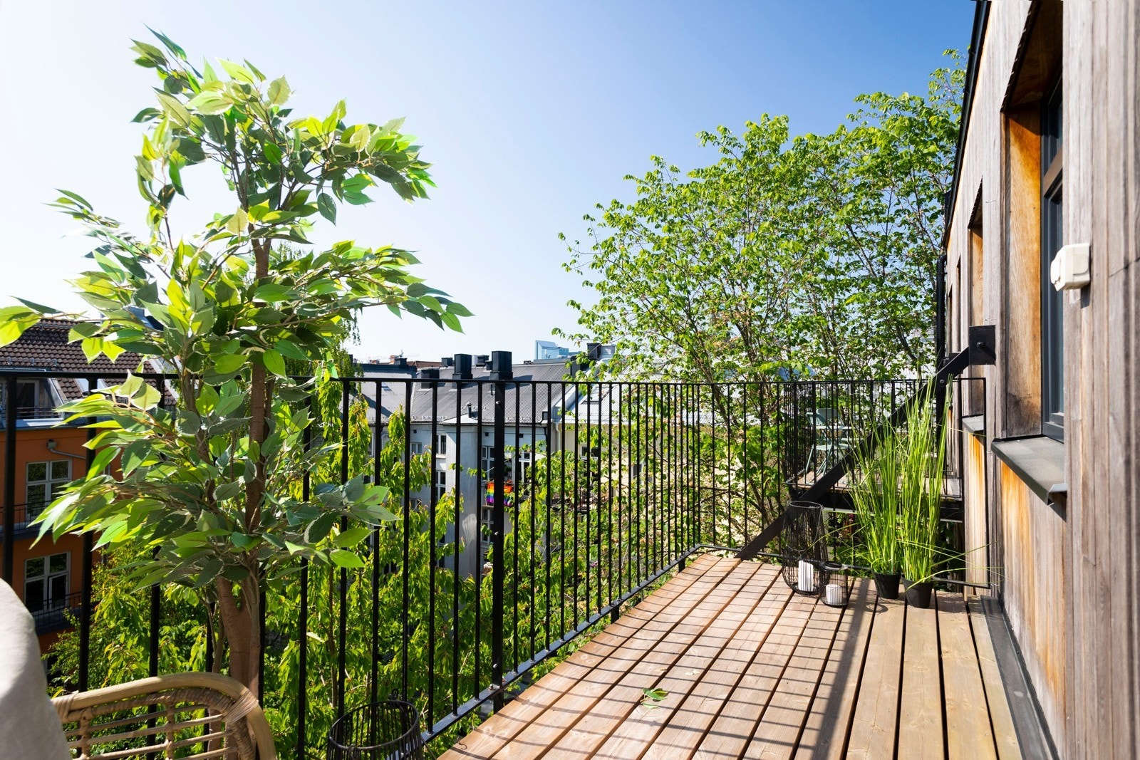 Romslig og solrik balkong med nydelig utsyn over frodig og tilbaketrukket gårdsrom. Galleribilde