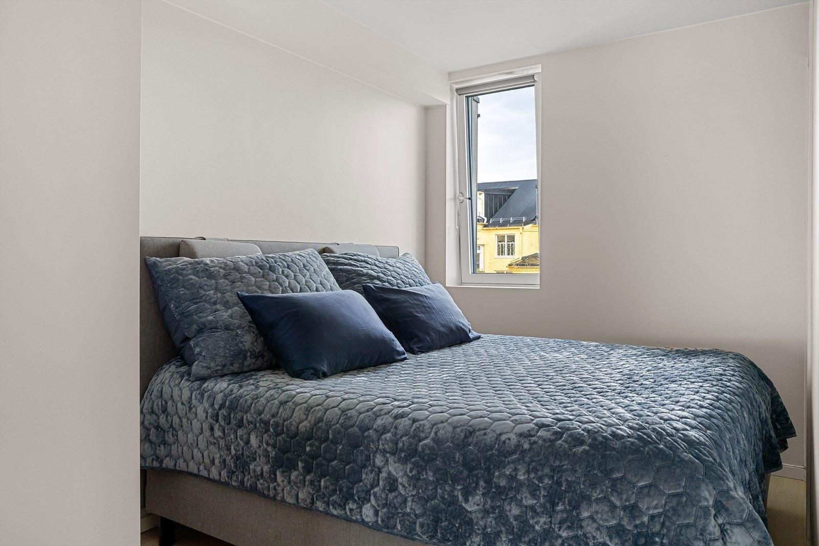 Soverom nummer to egner seg utmerket som barnerom, gjesterom eller kontor - alt etter behov. Galleribilde