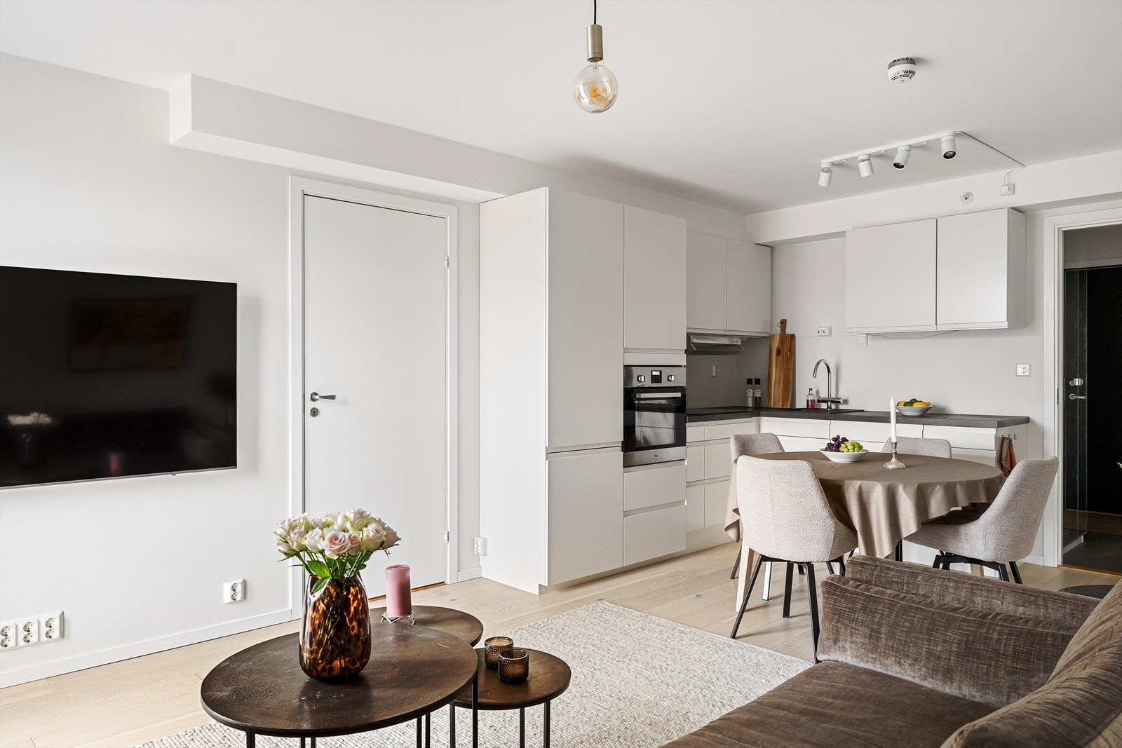 Det er god plass til sofagruppe, spisebord og tilhørende møblement. Galleribilde