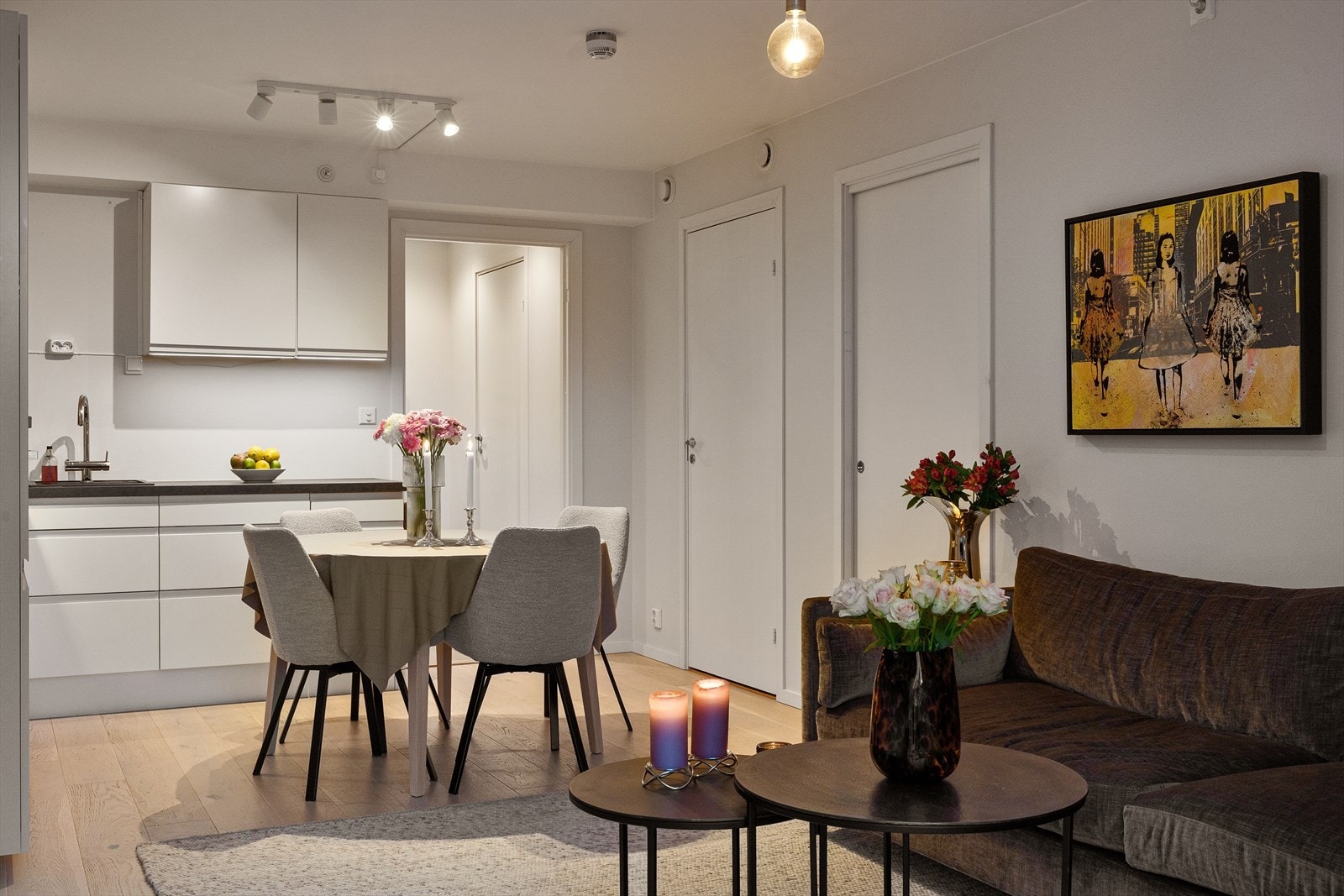 Åpen stue-/kjøkkenløsning skaper et sosialt rom hvor det er lett å holde oversikt over gjester. Galleribilde