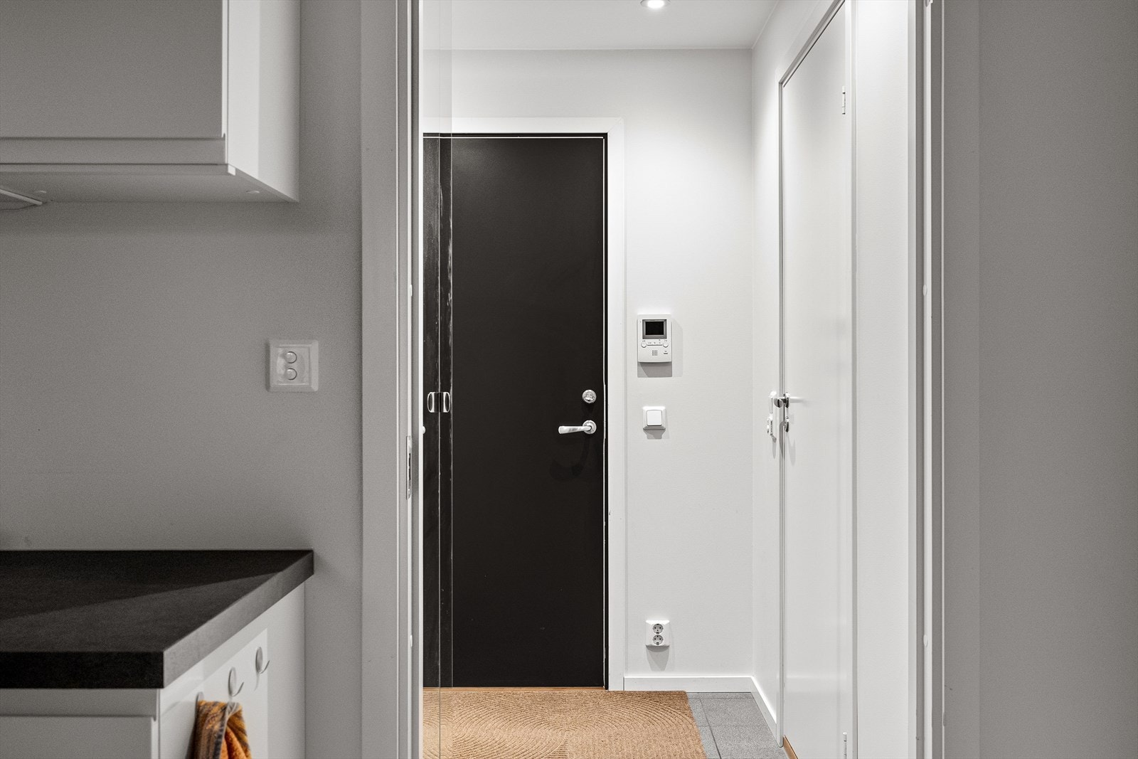 Leiligheten har en fin intern beliggenhet i 5. etg med både trappe- og heisadkomst. Romslig flislagt inngangsparti gir et godt førsteinntrykk av leiligheten. Adkomst til praktisk innvendig bod med ytterligere oppbevaringsplass. Galleribilde