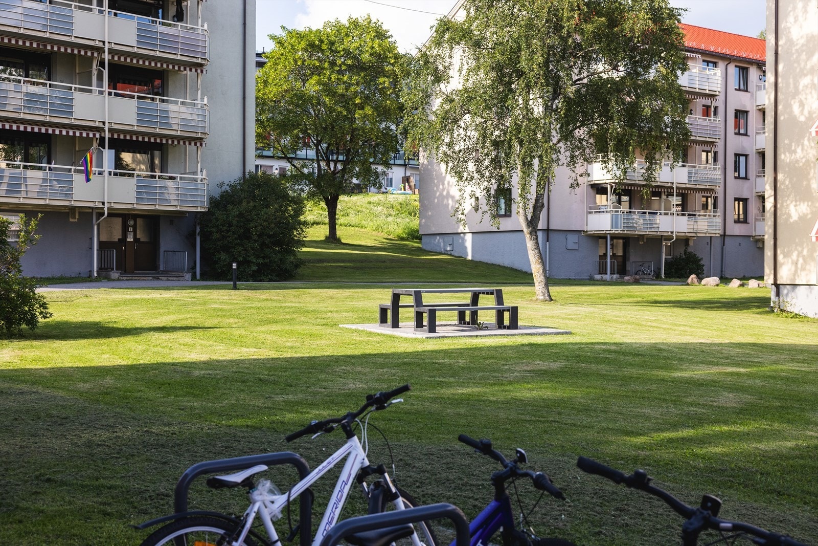 Borettslaget har pent opparbeidede fellesareal. Galleribilde
