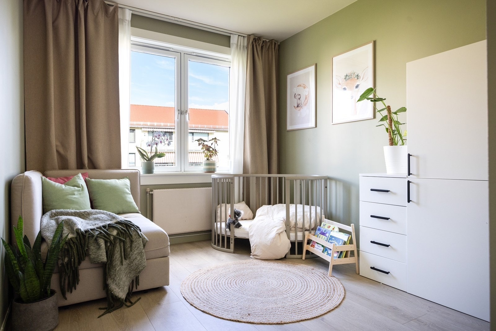 Boligens andre soverom er også av god størrelse med plass til dobbeltseng og tilhørende møbler. Galleribilde