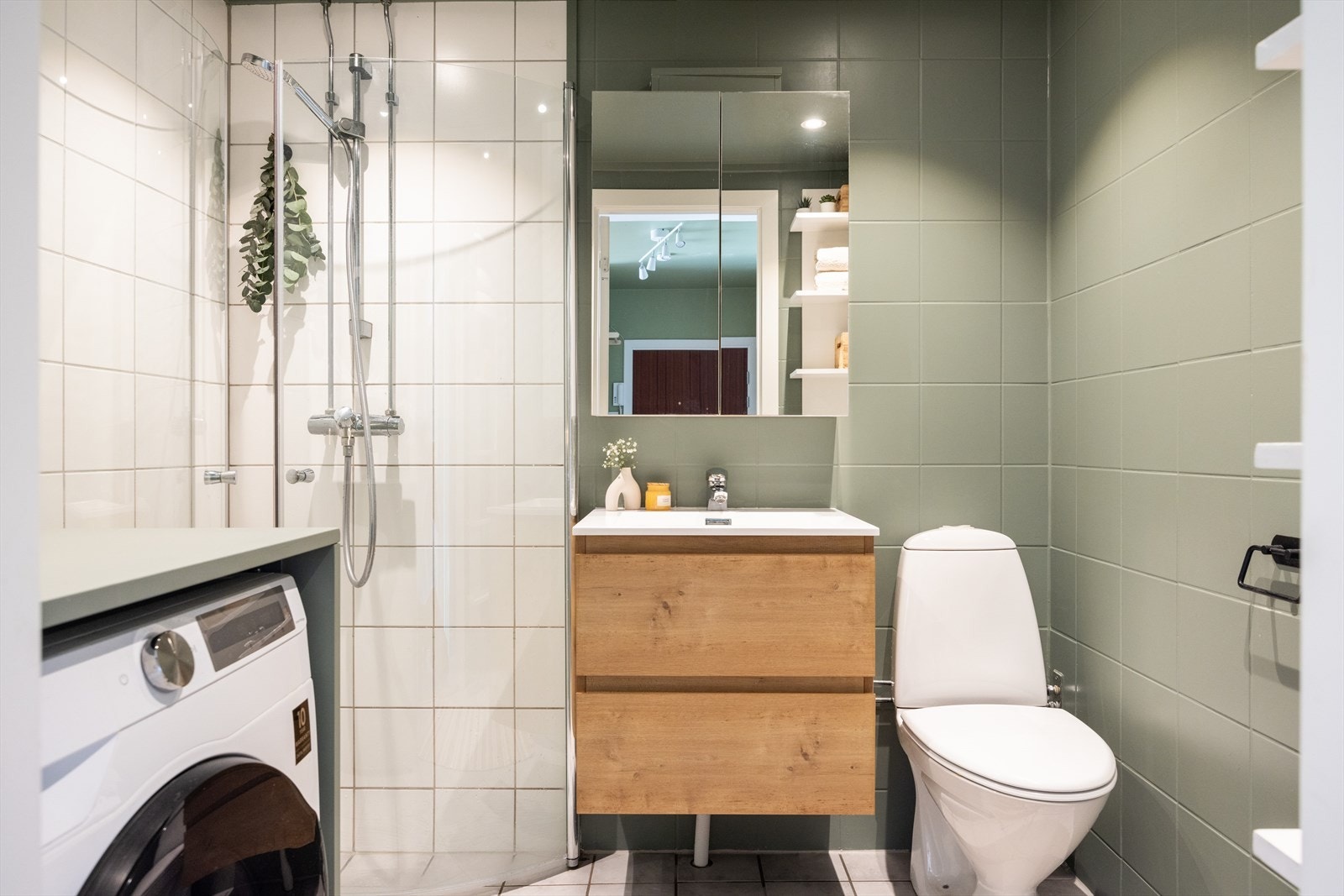 Pent baderom med varme i gulv og innfelt downlights i himling. Galleribilde