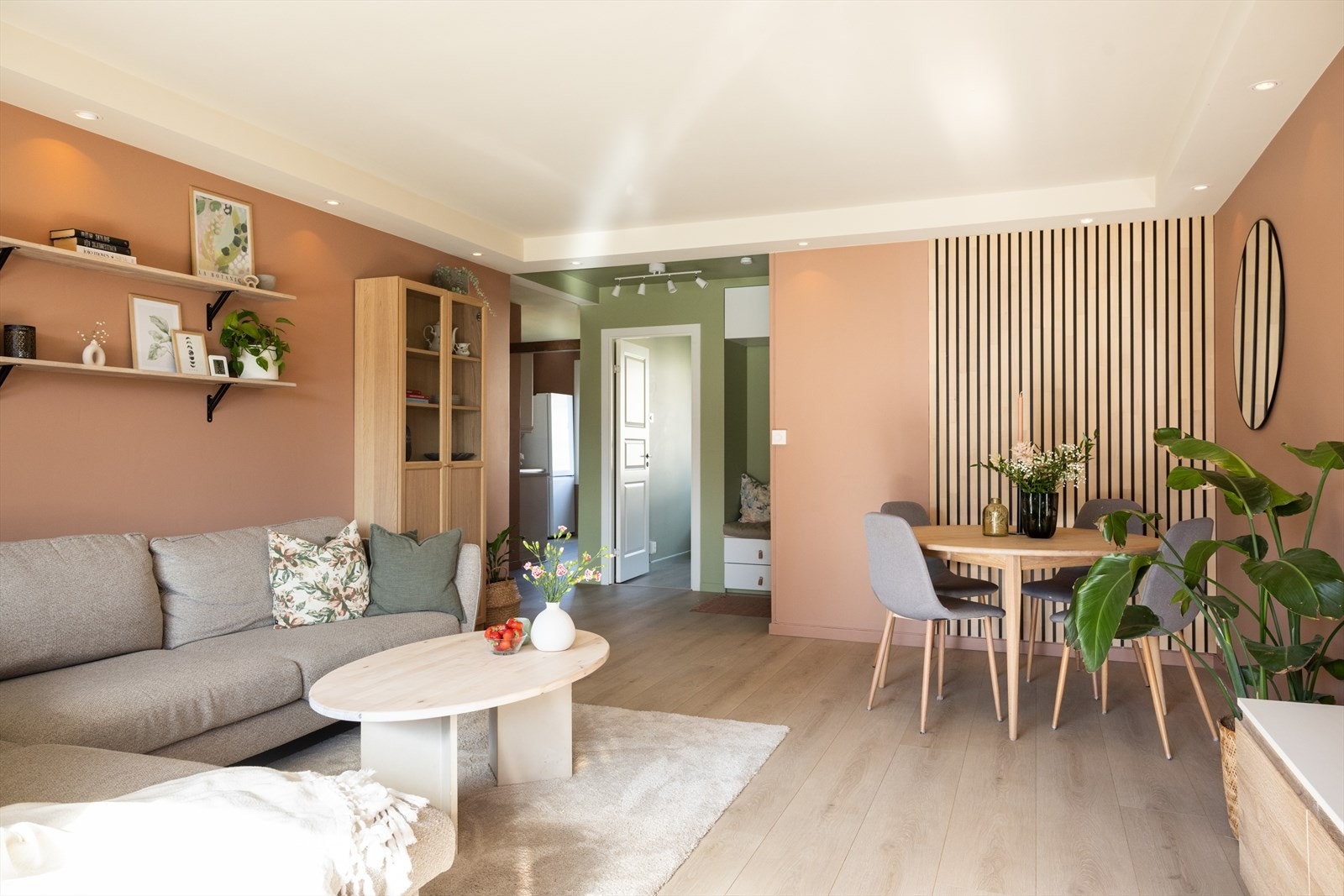 Overflatene er malt i delikate og moderne fargetoner og det er en flott 1-stavs laminat på gulv. Galleribilde
