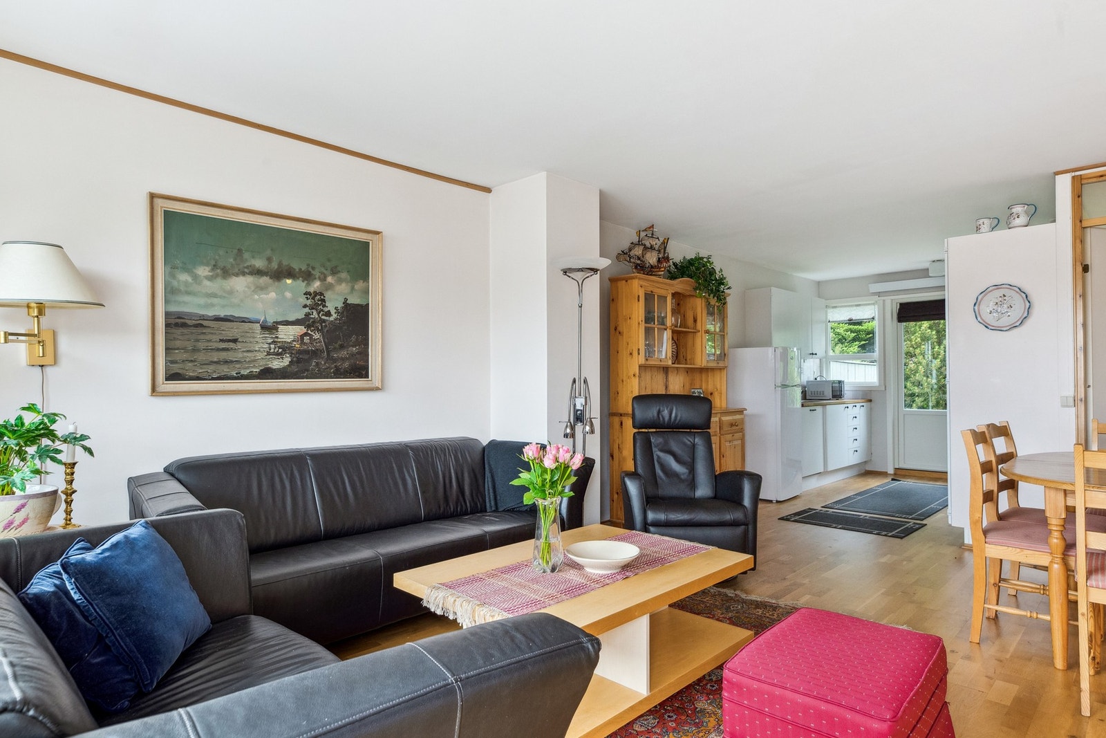 Stue og kjøkken i åpen løsning. Galleribilde