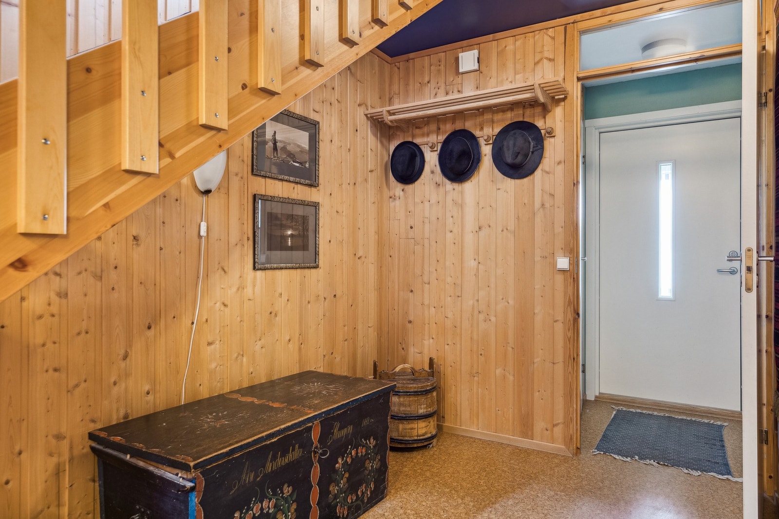 Entre med plass til å henge fra seg. Galleribilde