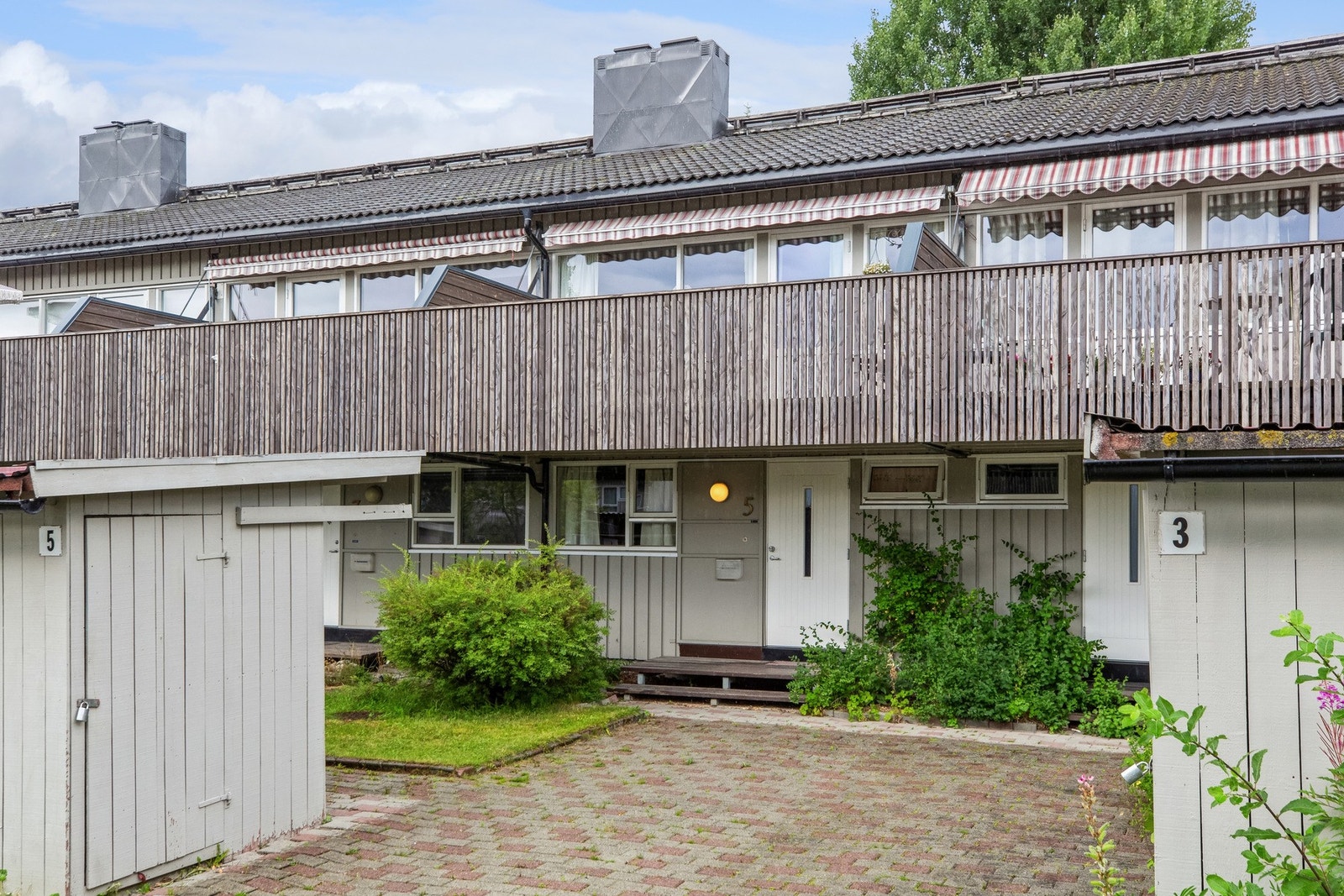 Velkommen til Starrmyra 5. Rekkehus med barnevennlig beliggenhet og parkering. Galleribilde