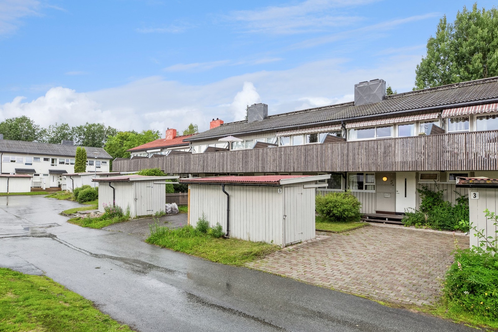 Rekkehuset er en del av Starrmyra borettslag, som består av 42 andeler. Galleribilde