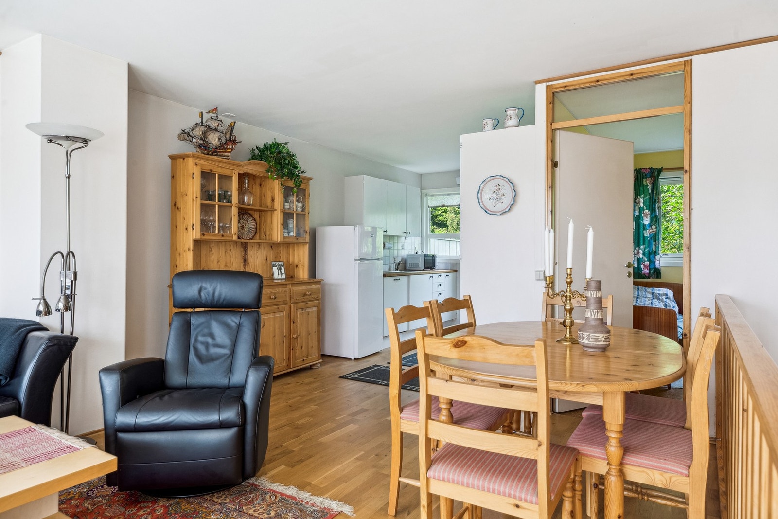2.etasje har store vindusflater som gir mye naturlig lys. Galleribilde
