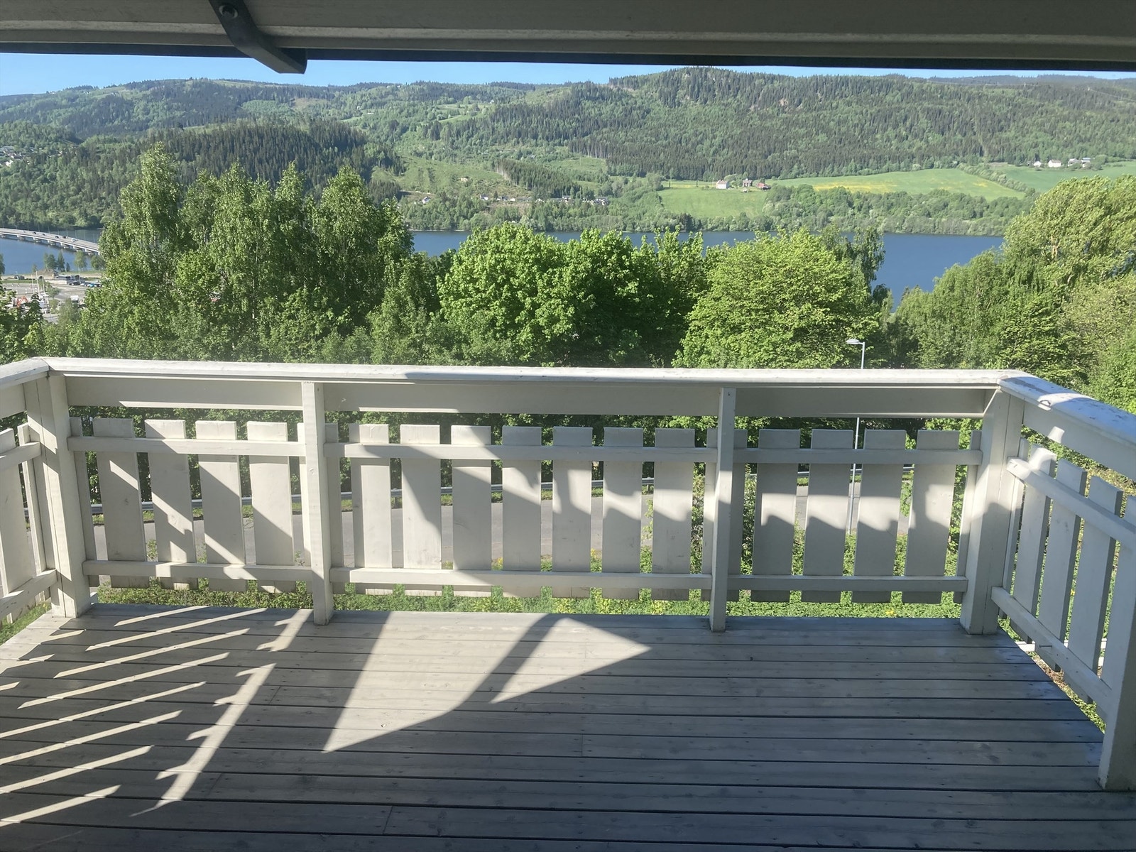 Balkongen har god plass til utemøbler. Galleribilde