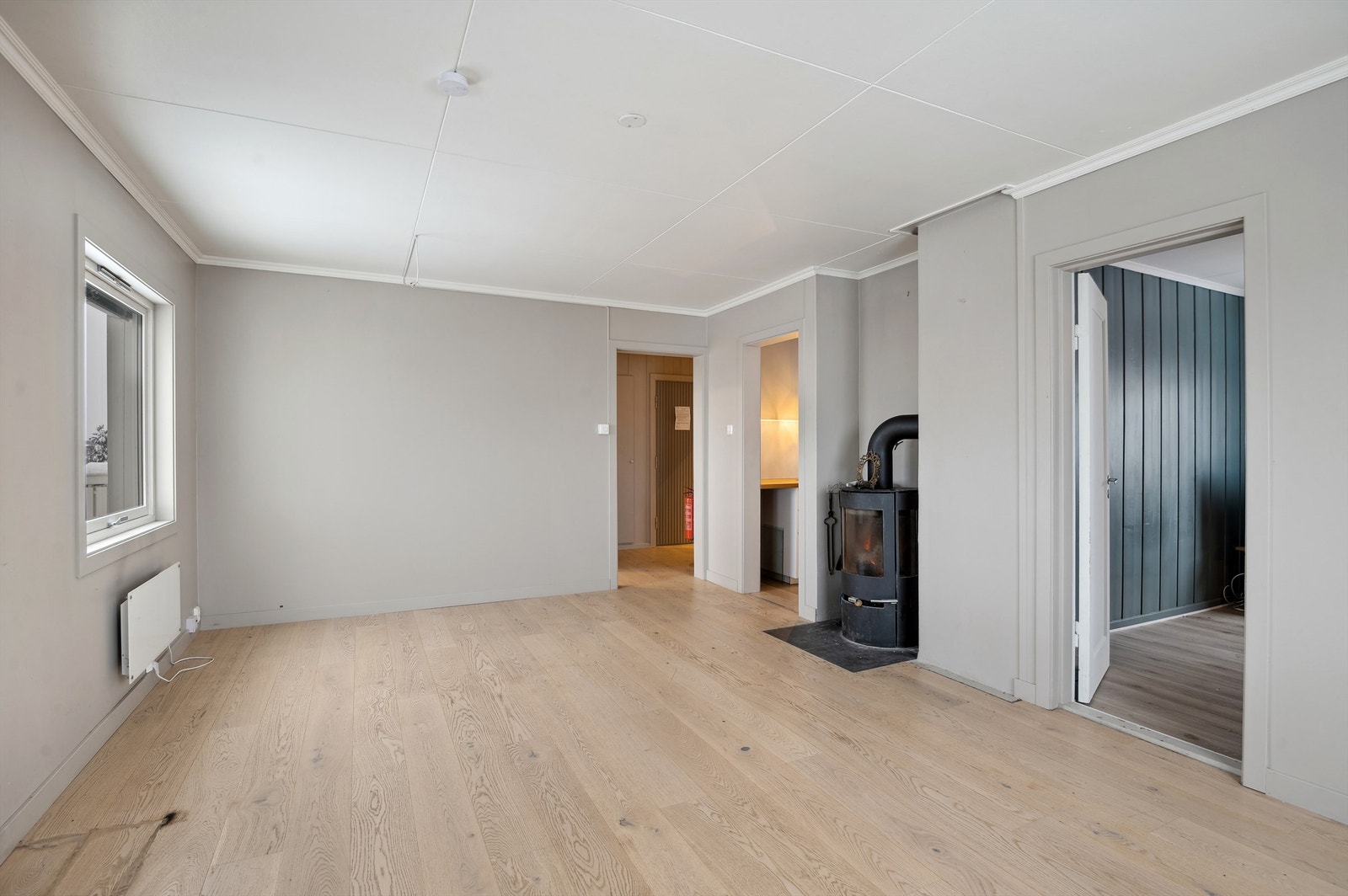 Det er valgt gode materialer med lyse laminatgulv på soverom, parkett i gang, stue og kjøkken og malte overflater. Det er noe slitasje på enkelte overflater siden oppussingsår Galleribilde