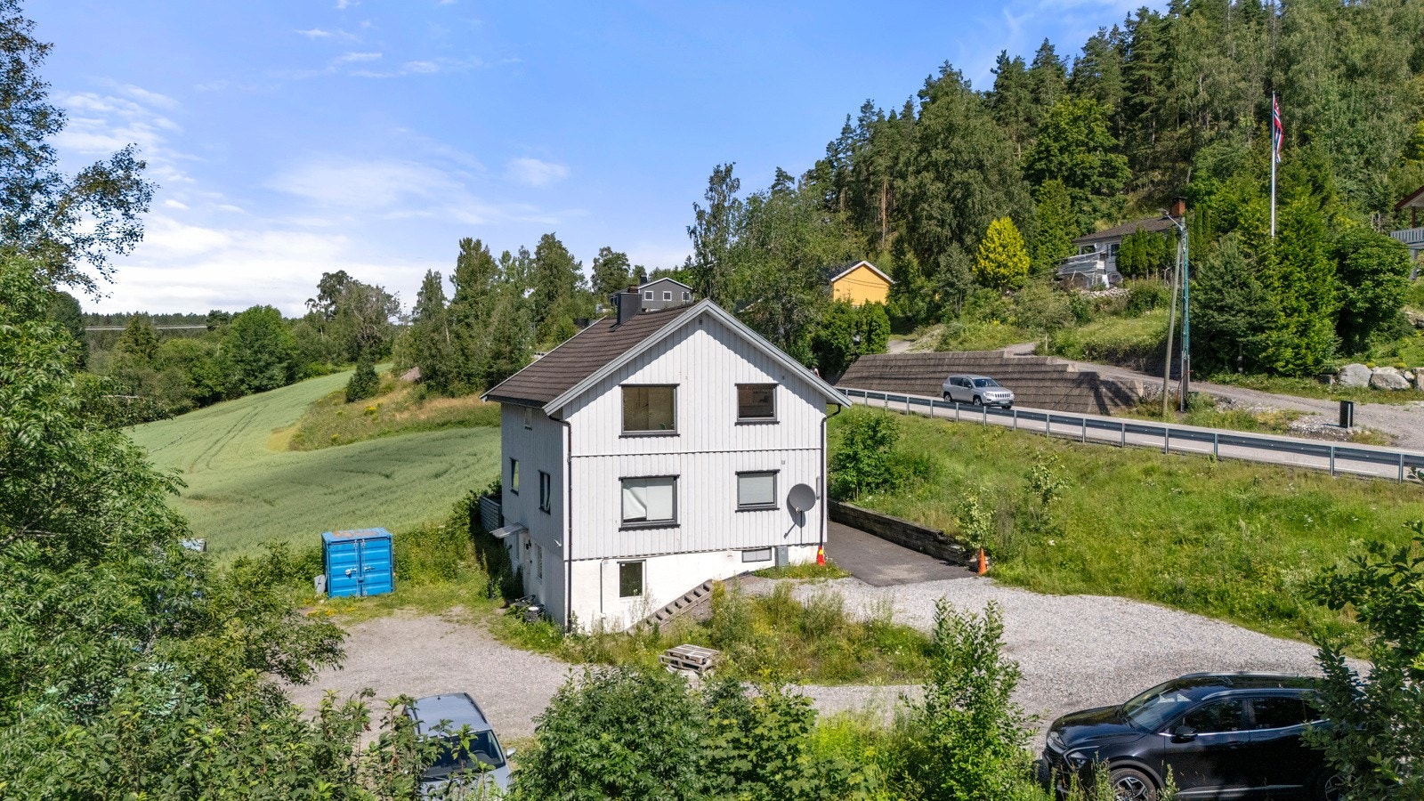 Boligen går over 2 etg. + Innredet kjeller. Galleribilde