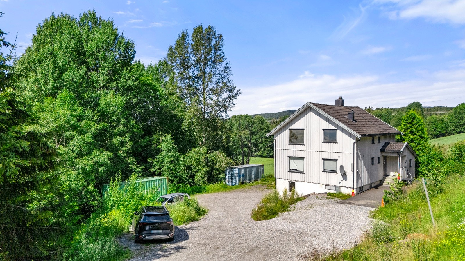 Boligen er ombygget der stuer og fjernet og det er lagd flere rom. Galleribilde