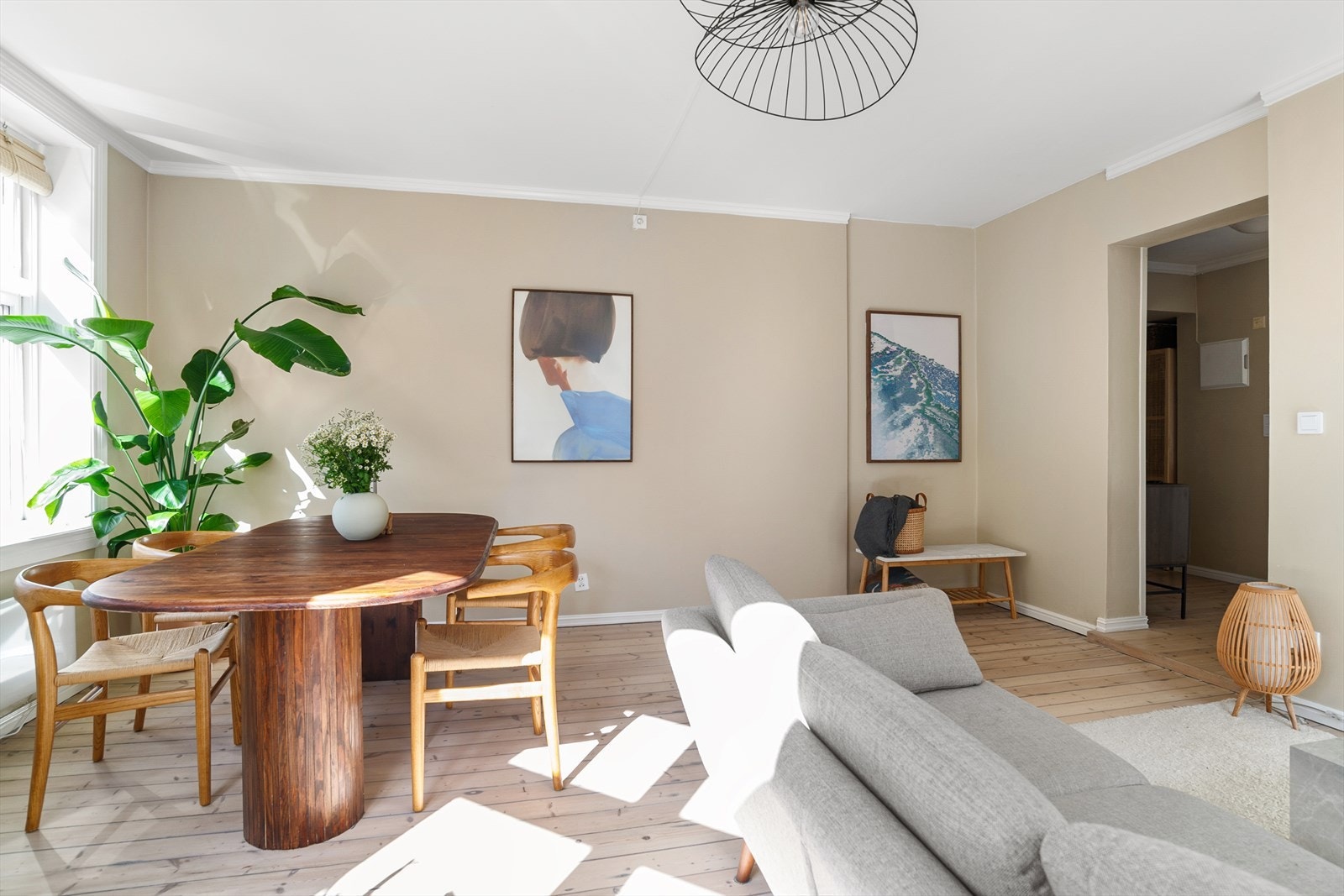 I den store sosiale stuen er det god plass til å invitere alle dine venner til en sammenkomst før ferden går videre ut på byen:-) Galleribilde