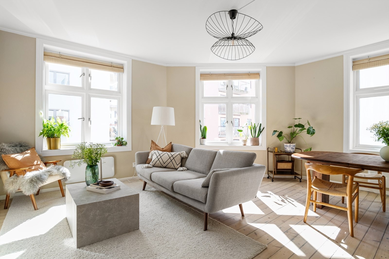 Det store og flotte stuerommet vil garantert begeistre deg. Med flere vinduer på rekke og rad bader rommet i sollys gjennom dagen. Galleribilde
