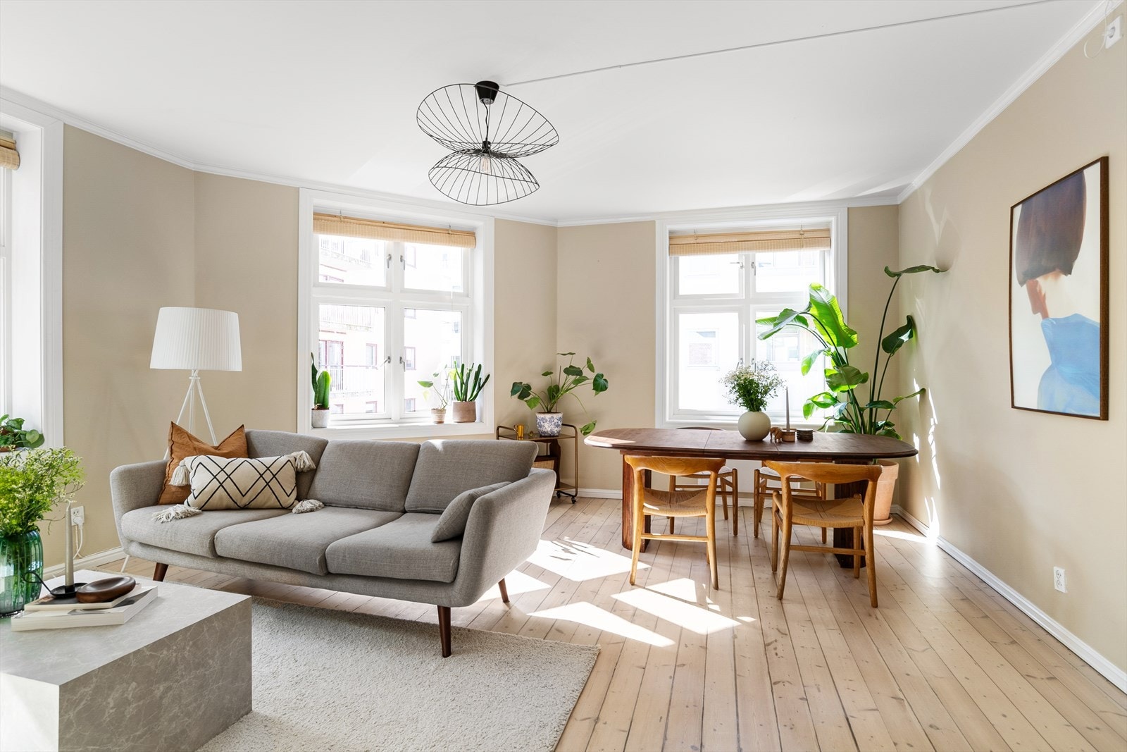 Trenger du et soverom nr 2? Da nåværende eier kjøpte leiligheten var det satt opp en skillevegg på deler av stuen og laget et ekstra soverom. Se planskisse. Galleribilde