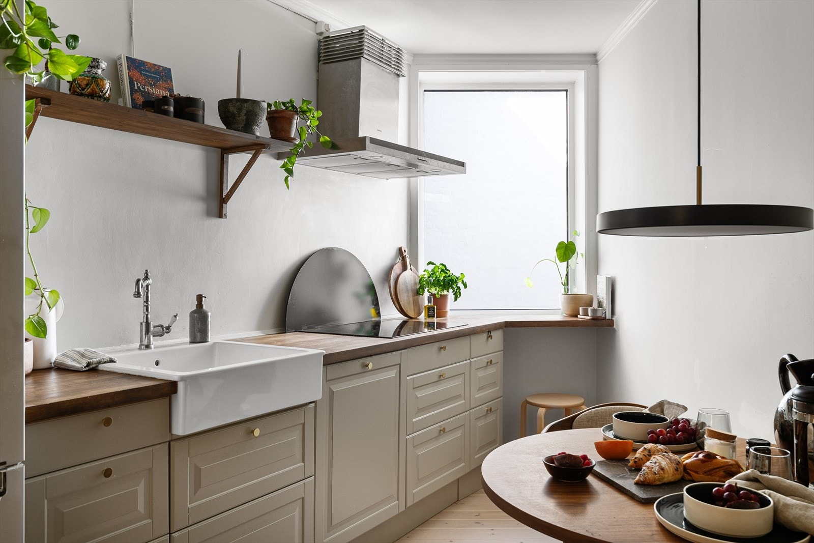 Den morsomme vinkelutformingen gir rommet og innredningen et spennende og annerledes uttrykk. Innredningen fra IKEA (2012) ble oppdatert i 2022 med vakre knotter. Eikbenkeplaten ble pusset ned og lakkert samtidig. Galleribilde