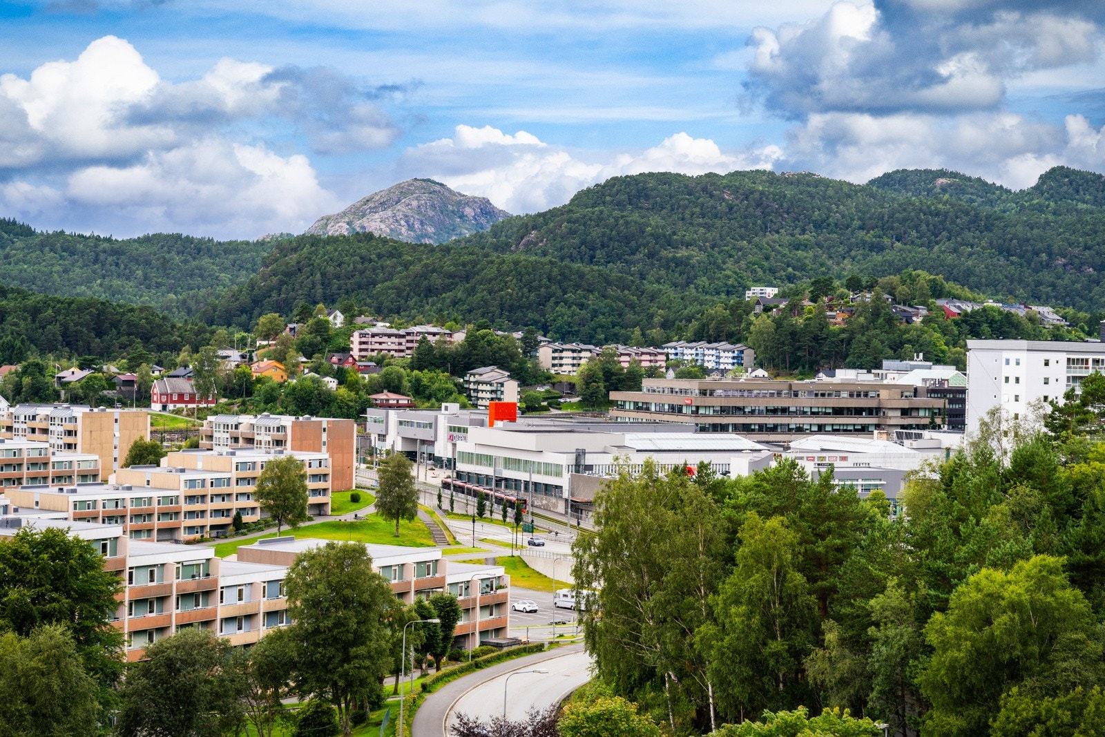 Gangavstand (ca 300) meter til Bybanen og gang- og sykkeltunellen til sentrum Galleribilde