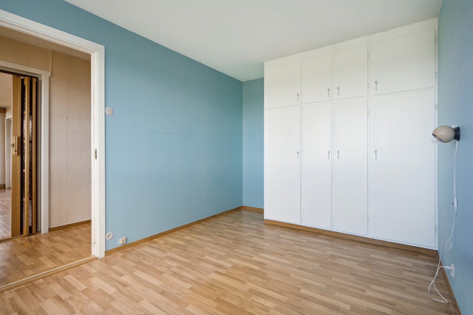 Soverom med god plass til oppbevaring i de innebygde skapene! Galleribilde