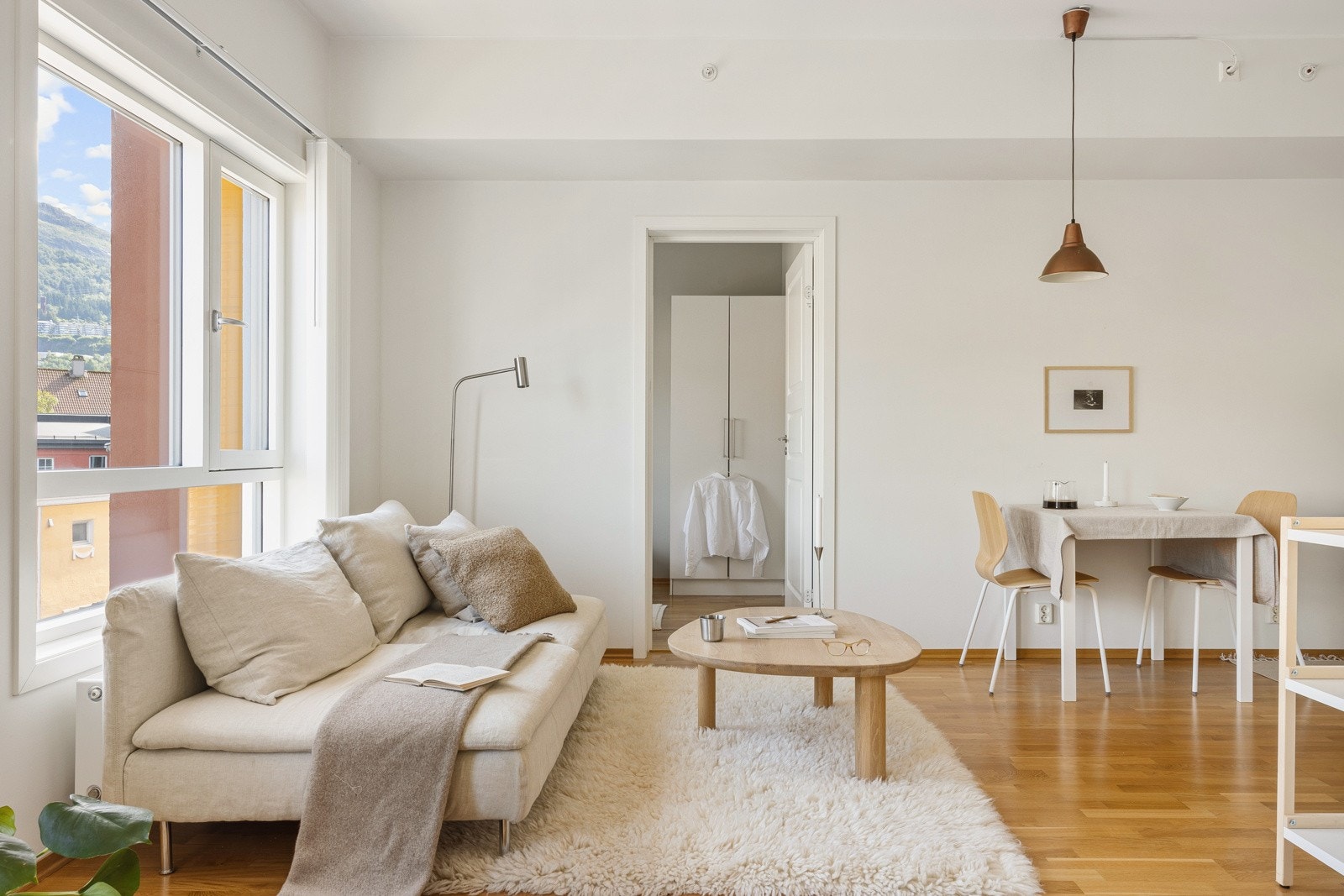 I leiligheten er det balansert ventilasjon og vannbåren varme med bl.a. radiatorovn i stue. Galleribilde