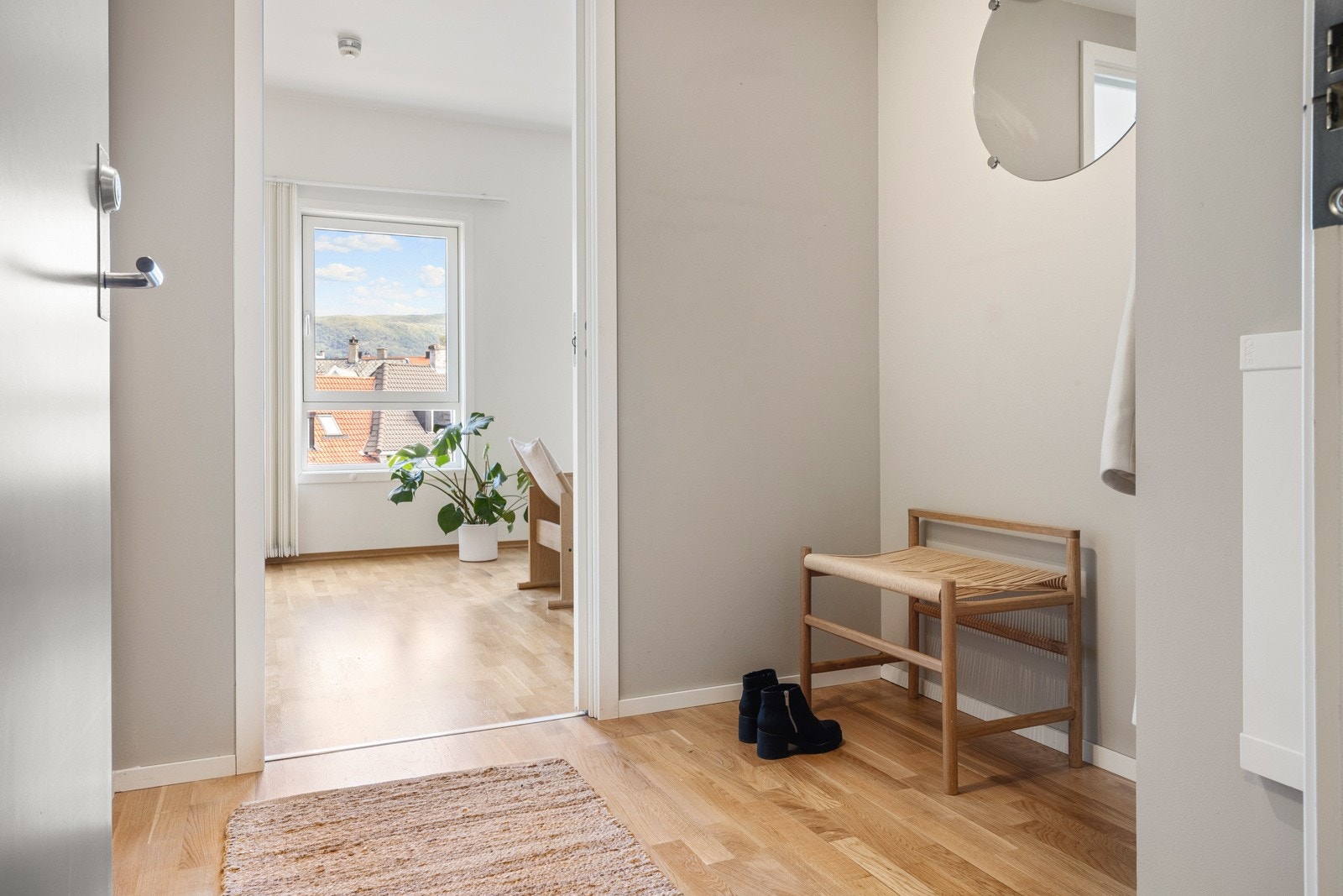 Vi starter i entréen på 3,7 kvm med trestavs eikeparkett på gulv og slette vegger. Galleribilde