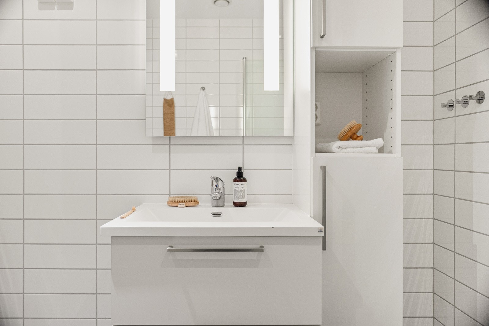 Det er opplegg for vaskemaskin på badet, og god lagringsplass i skap- og skuffer. Galleribilde