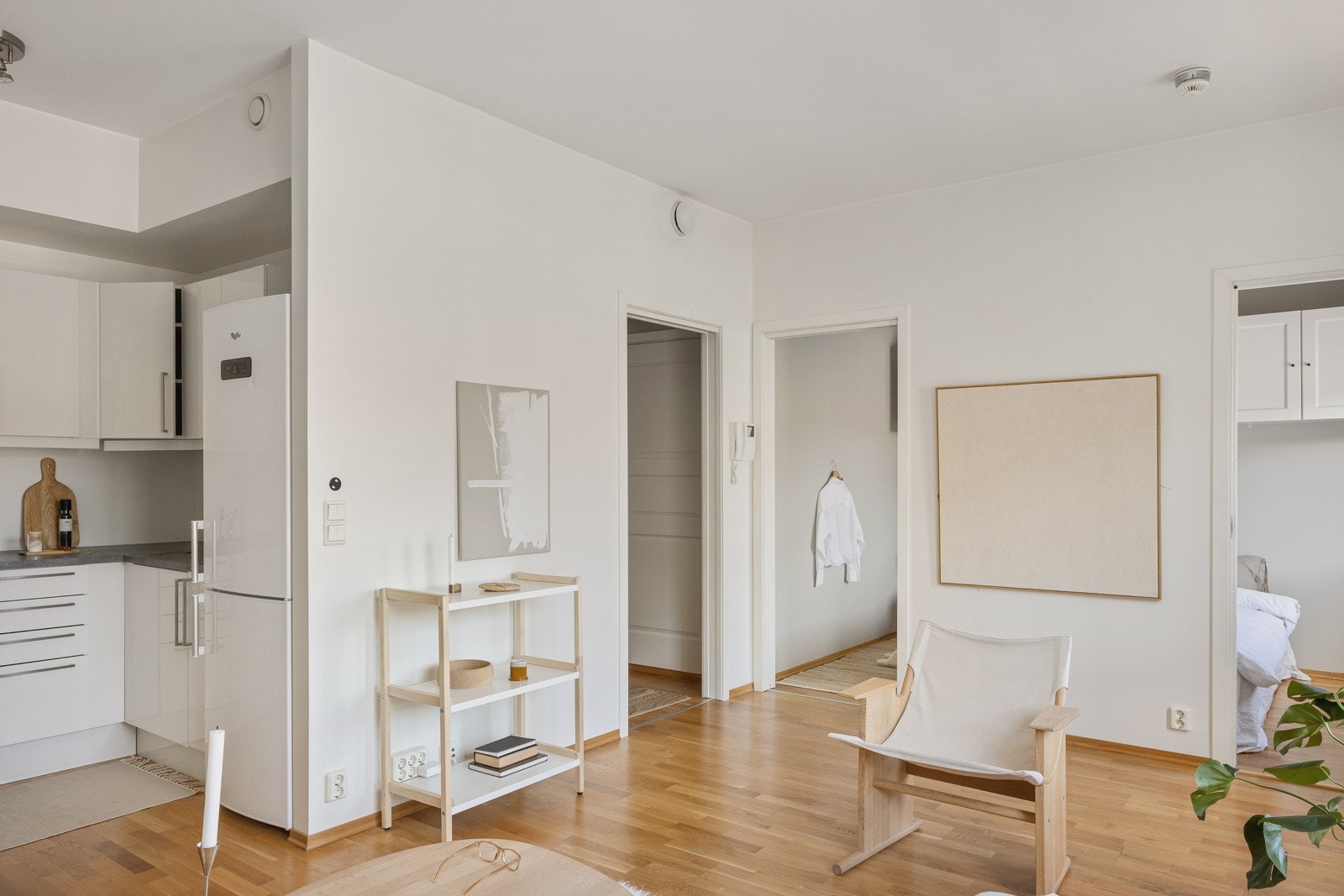 I leiligheten er det to soverom, praktisk plassert i hver sin ende av stuen. Galleribilde