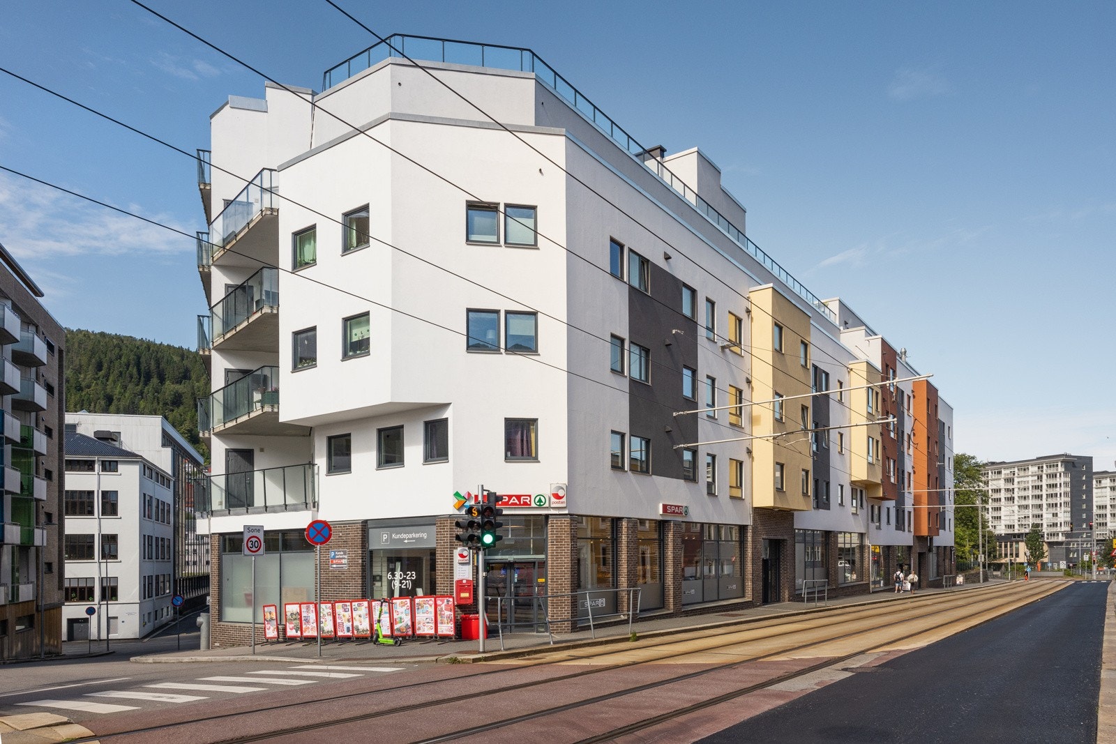Kronstadtorget Eierseksjonssameie består av totalt 100 seksjoner, hvorav 56 andelsleiligheter og 39 eierseksjoner, samt fem næringsseksjoner. Galleribilde